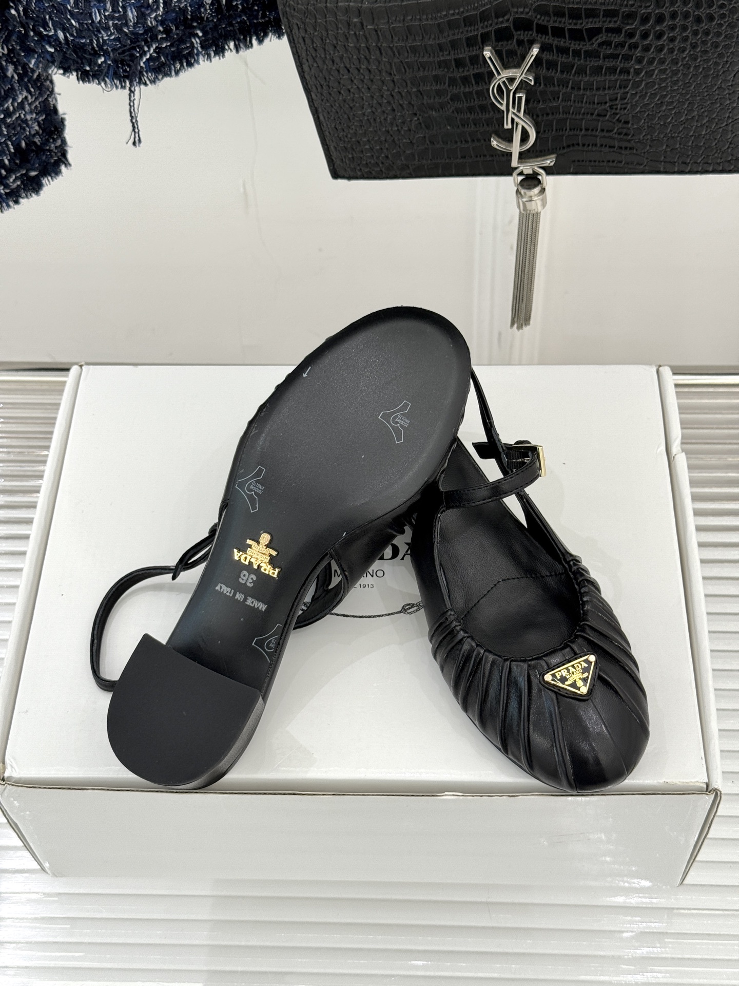 （下单注明：配飞机盒＋10）Prada/普拉达26WF早春新品复古三角标褶皱粗跟玛丽珍鞋当米兰1913的