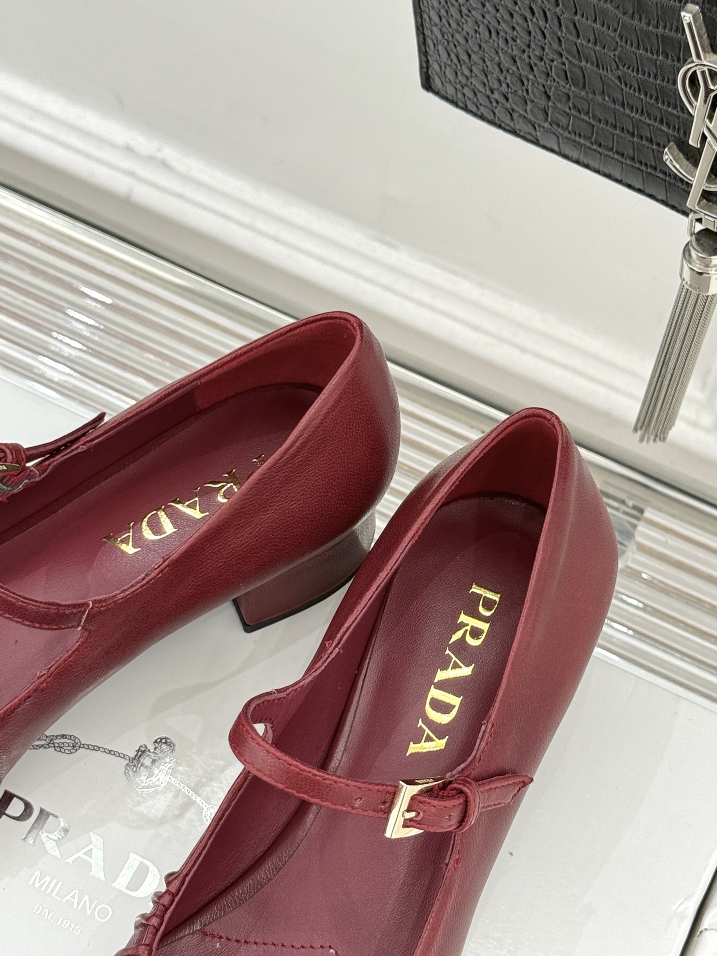 （下单注明：配飞机盒＋10）Prada/普拉达26WF早春新品复古三角标褶皱粗跟玛丽珍鞋当米兰1913的