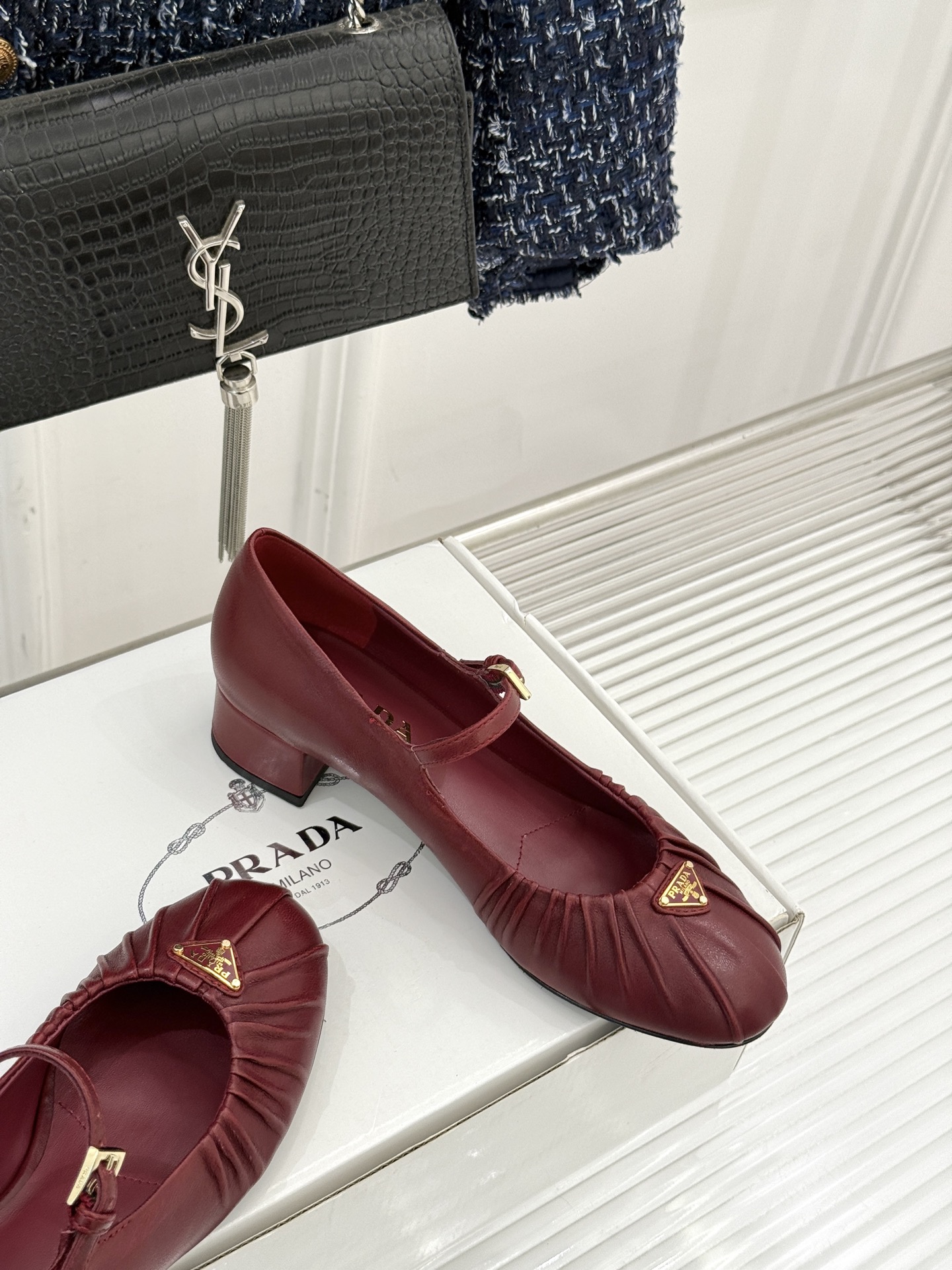 （下单注明：配飞机盒＋10）Prada/普拉达26WF早春新品复古三角标褶皱粗跟玛丽珍鞋当米兰1913的