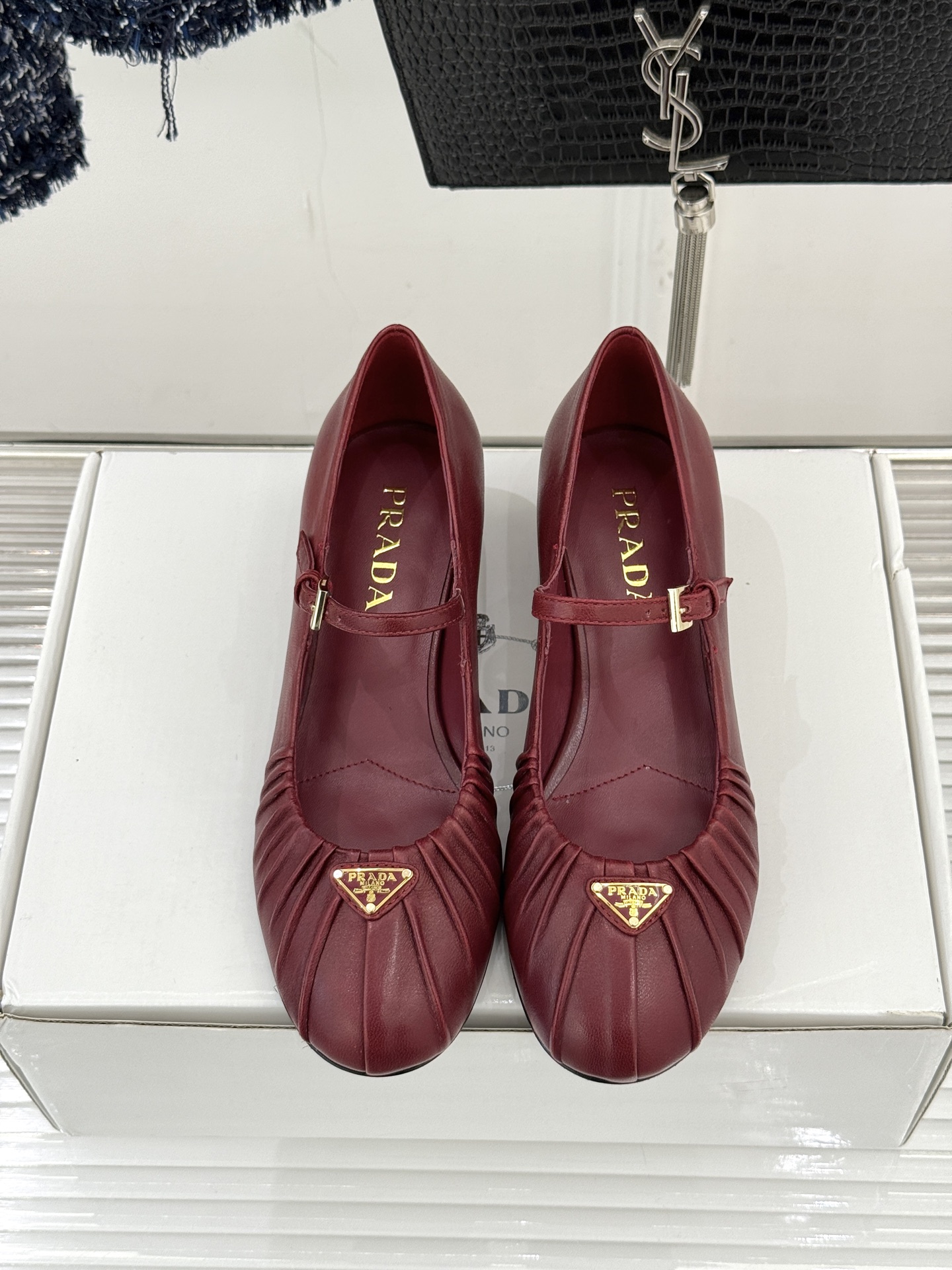 （下单注明：配飞机盒＋10）Prada/普拉达26WF早春新品复古三角标褶皱粗跟玛丽珍鞋当米兰1913的
