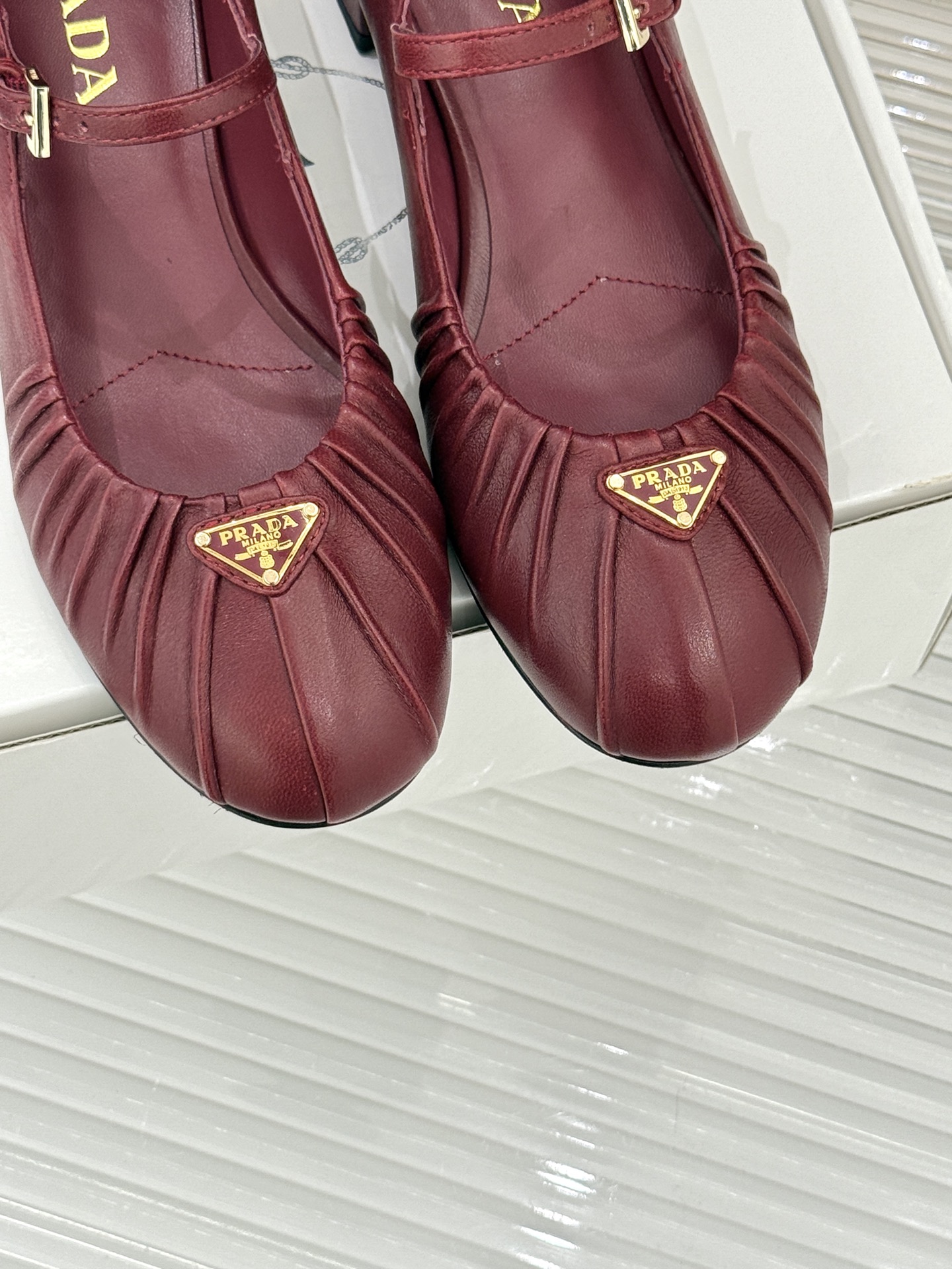 （下单注明：配飞机盒＋10）Prada/普拉达26WF早春新品复古三角标褶皱粗跟玛丽珍鞋当米兰1913的