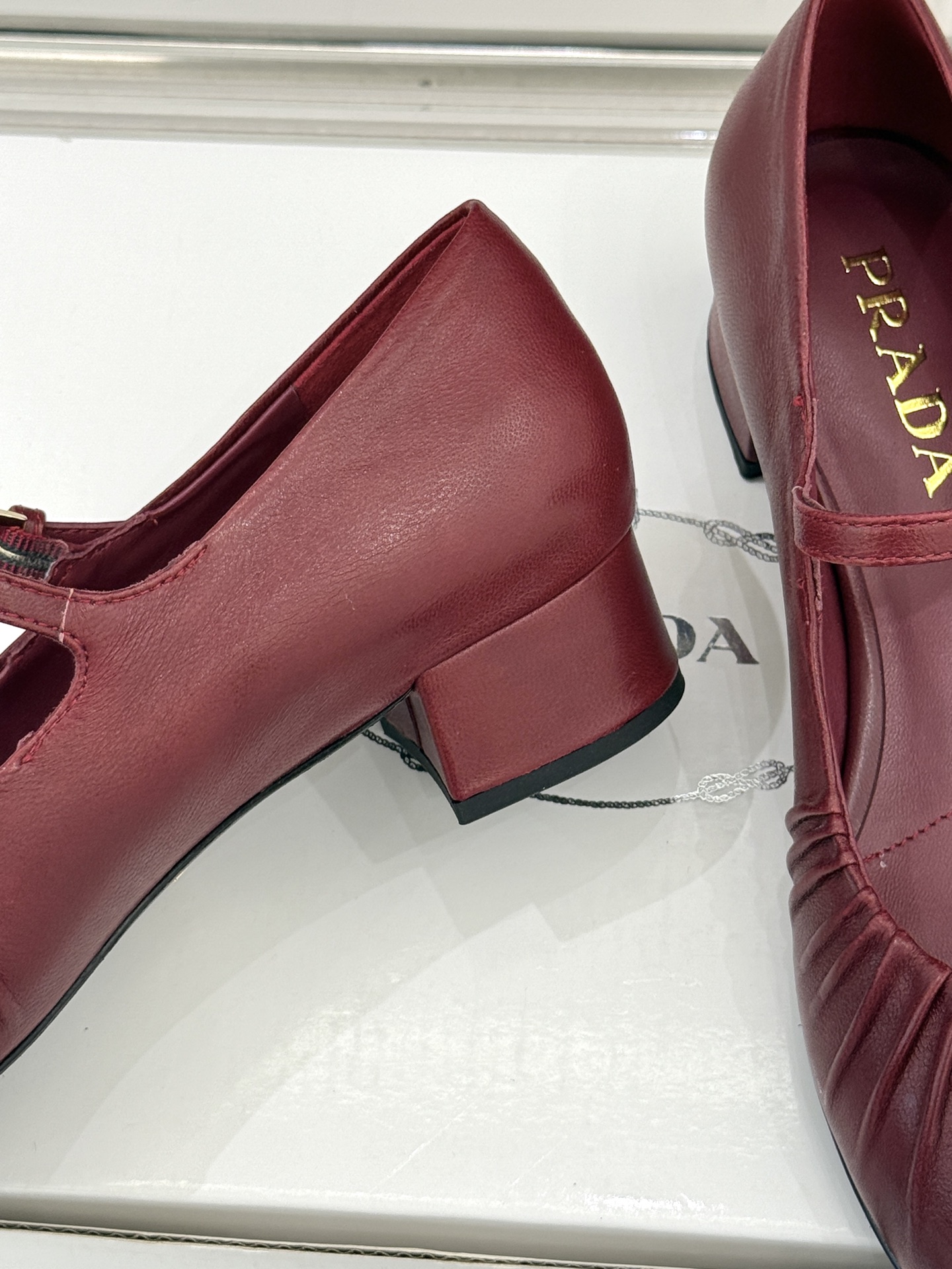 （下单注明：配飞机盒＋10）Prada/普拉达26WF早春新品复古三角标褶皱粗跟玛丽珍鞋当米兰1913的