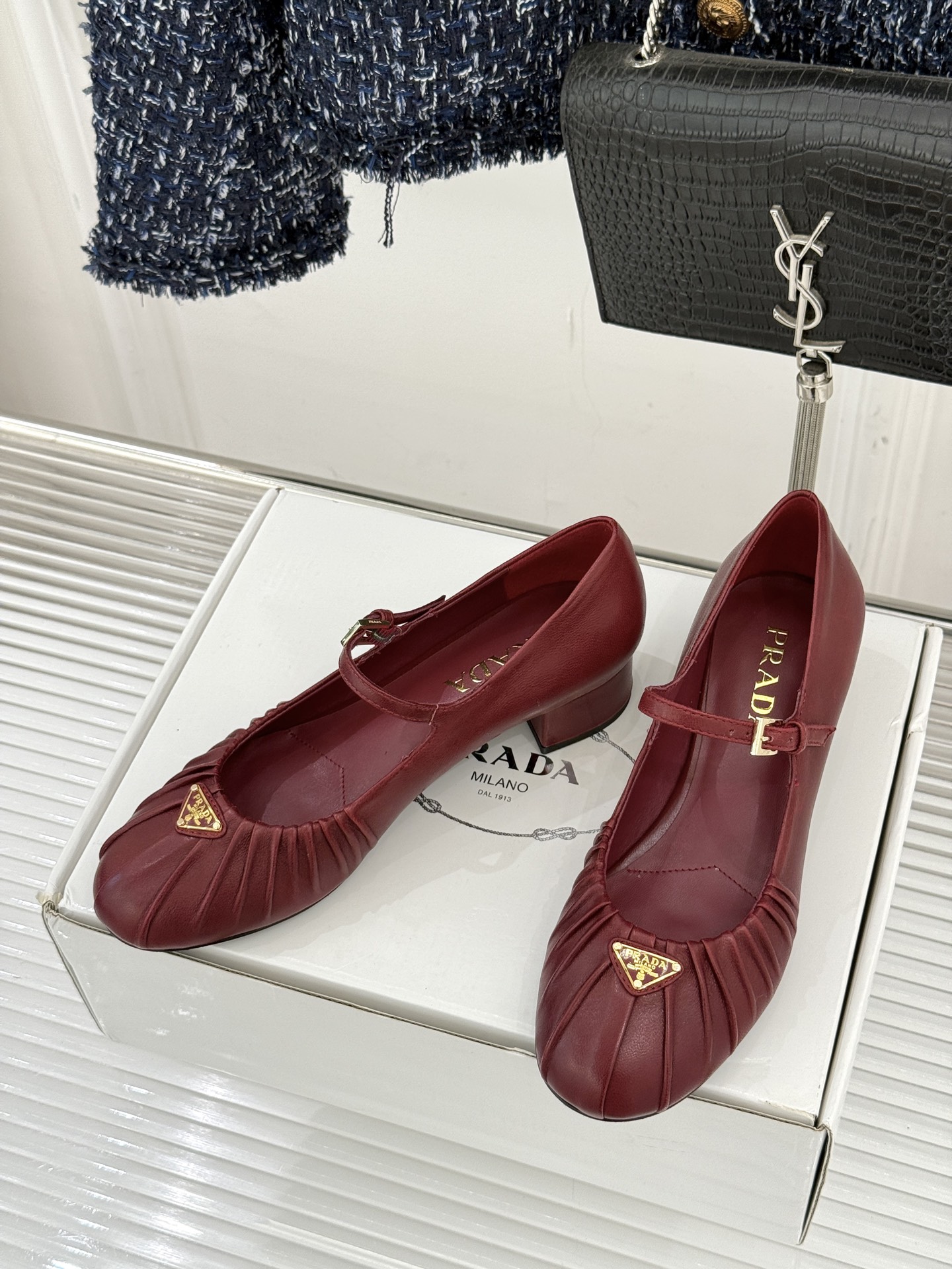 （下单注明：配飞机盒＋10）Prada/普拉达26WF早春新品复古三角标褶皱粗跟玛丽珍鞋当米兰1913的