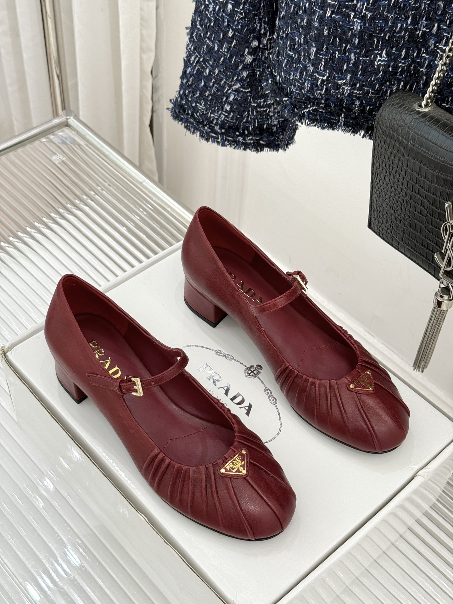 （下单注明：配飞机盒＋10）Prada/普拉达26WF早春新品复古三角标褶皱粗跟玛丽珍鞋当米兰1913的