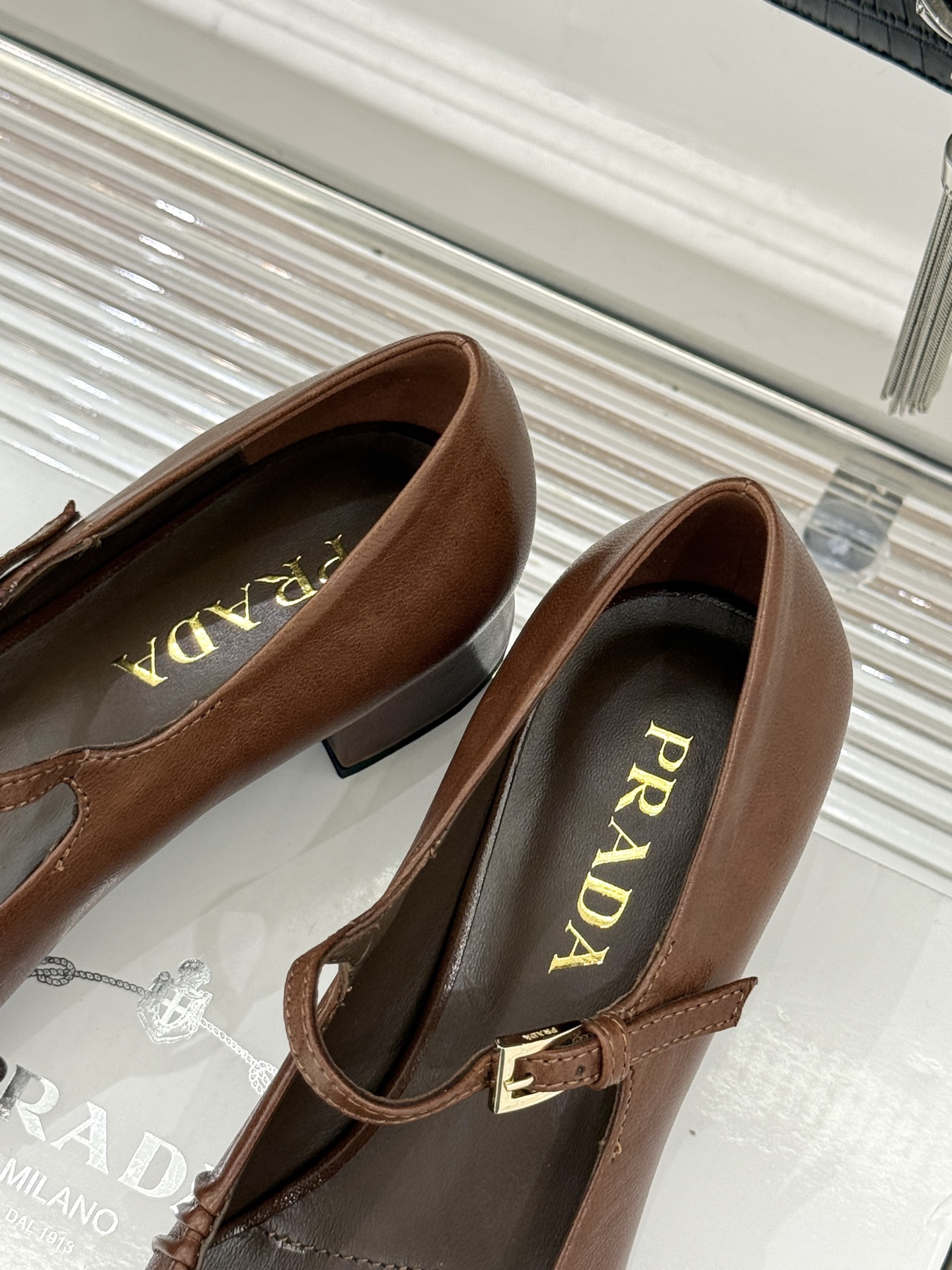 （下单注明：配飞机盒＋10）Prada/普拉达26WF早春新品复古三角标褶皱粗跟玛丽珍鞋当米兰1913的