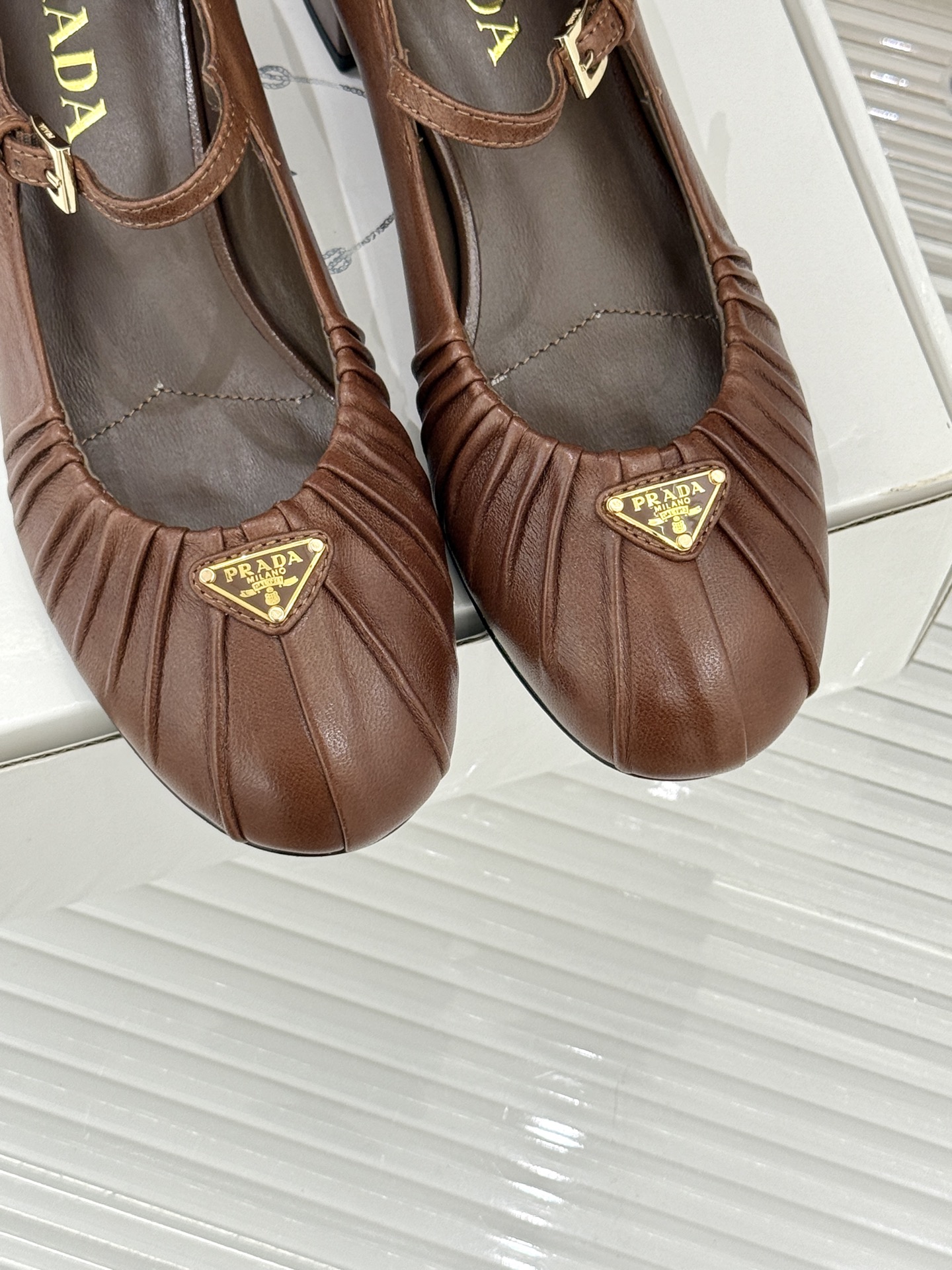 （下单注明：配飞机盒＋10）Prada/普拉达26WF早春新品复古三角标褶皱粗跟玛丽珍鞋当米兰1913的