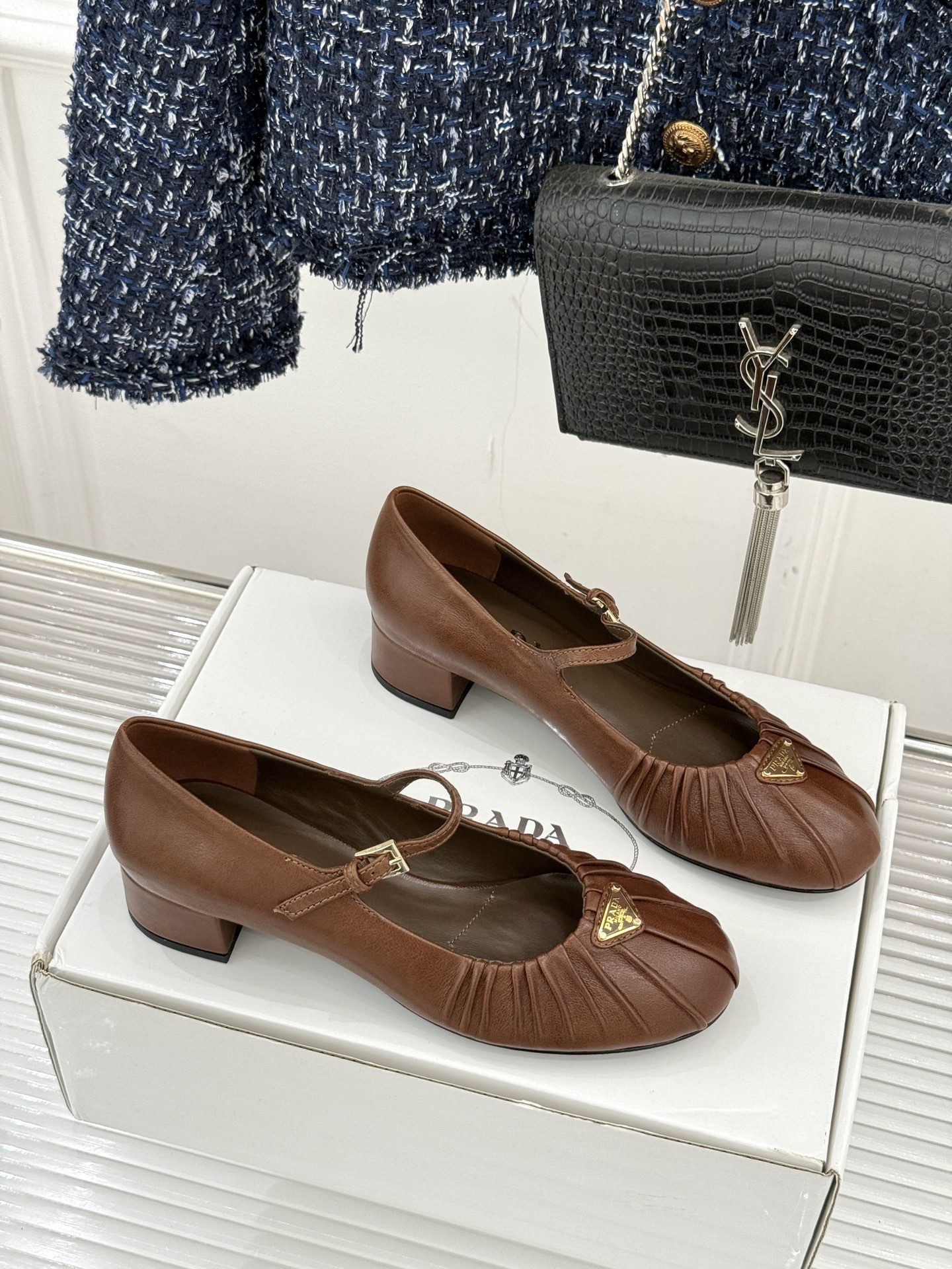 （下单注明：配飞机盒＋10）Prada/普拉达26WF早春新品复古三角标褶皱粗跟玛丽珍鞋当米兰1913的