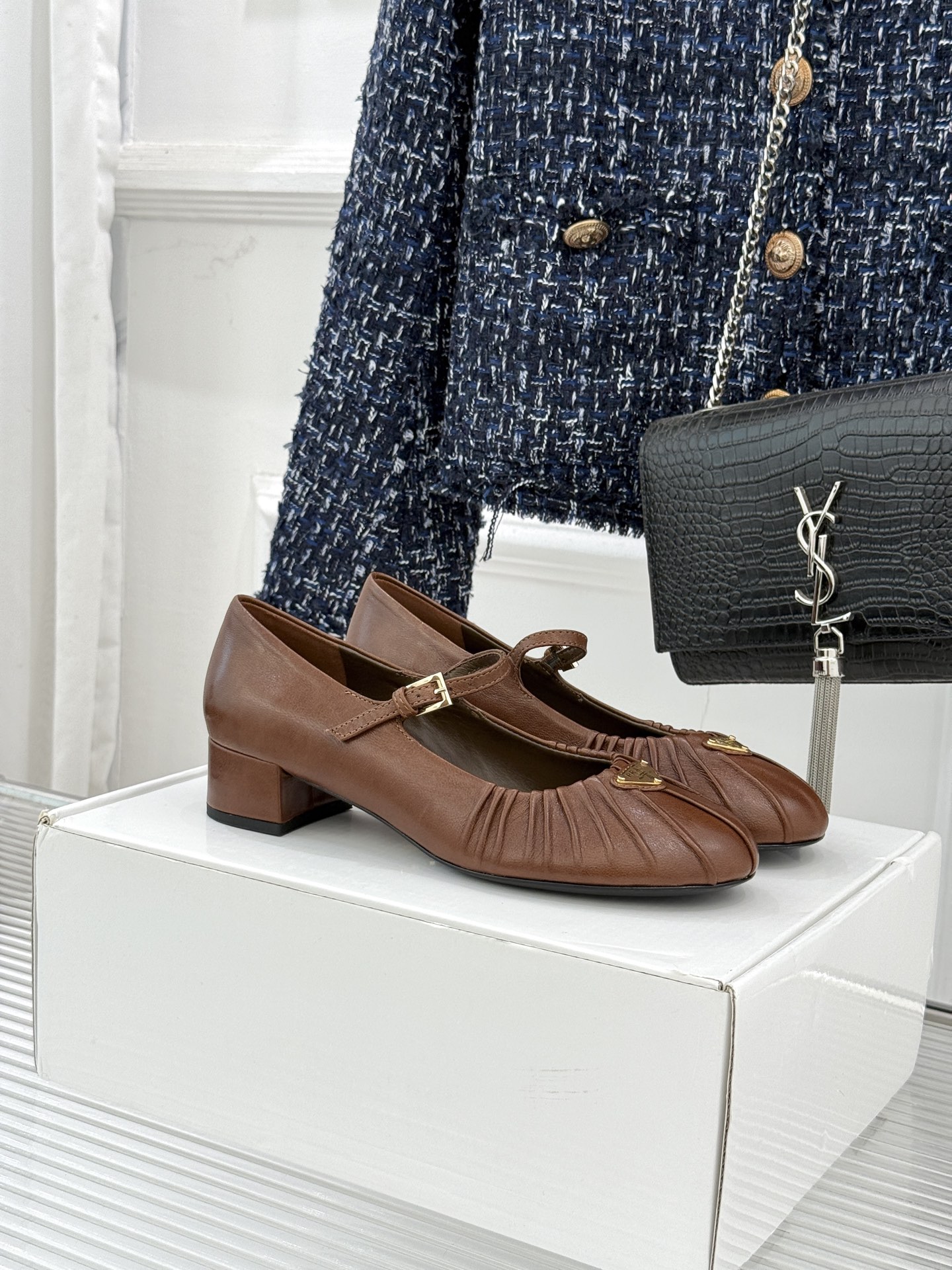 （下单注明：配飞机盒＋10）Prada/普拉达26WF早春新品复古三角标褶皱粗跟玛丽珍鞋当米兰1913的