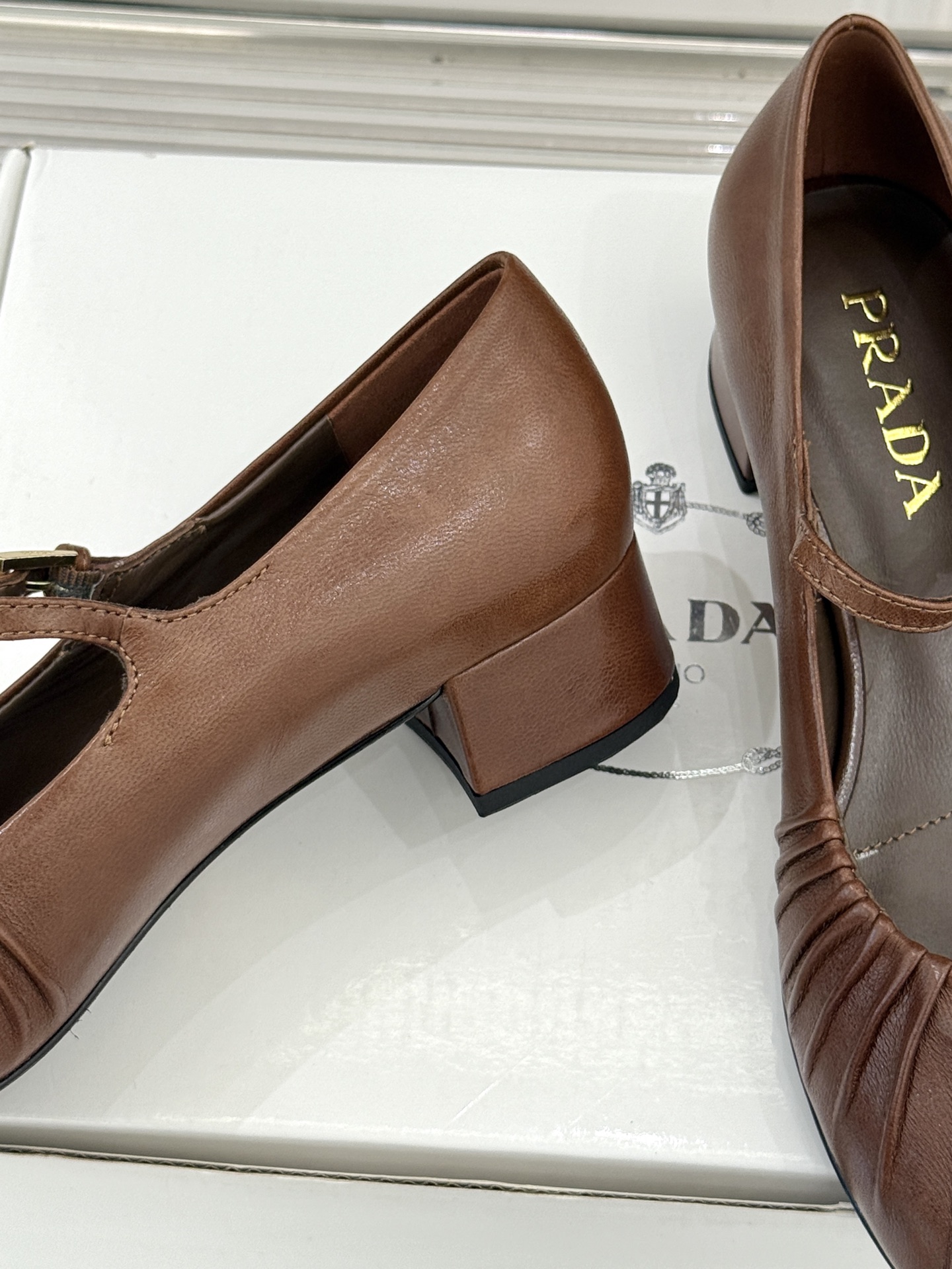 （下单注明：配飞机盒＋10）Prada/普拉达26WF早春新品复古三角标褶皱粗跟玛丽珍鞋当米兰1913的