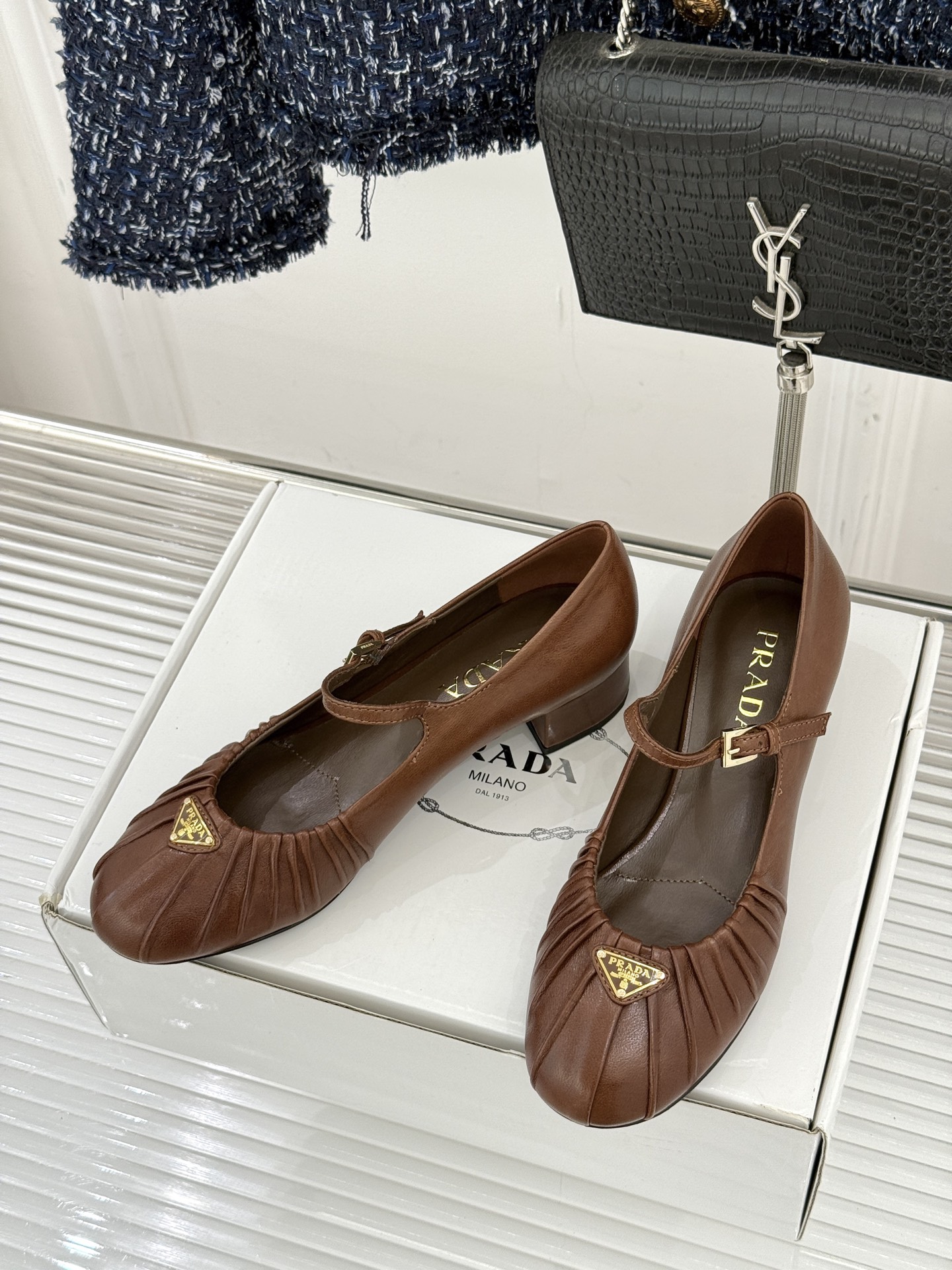 （下单注明：配飞机盒＋10）Prada/普拉达26WF早春新品复古三角标褶皱粗跟玛丽珍鞋当米兰1913的