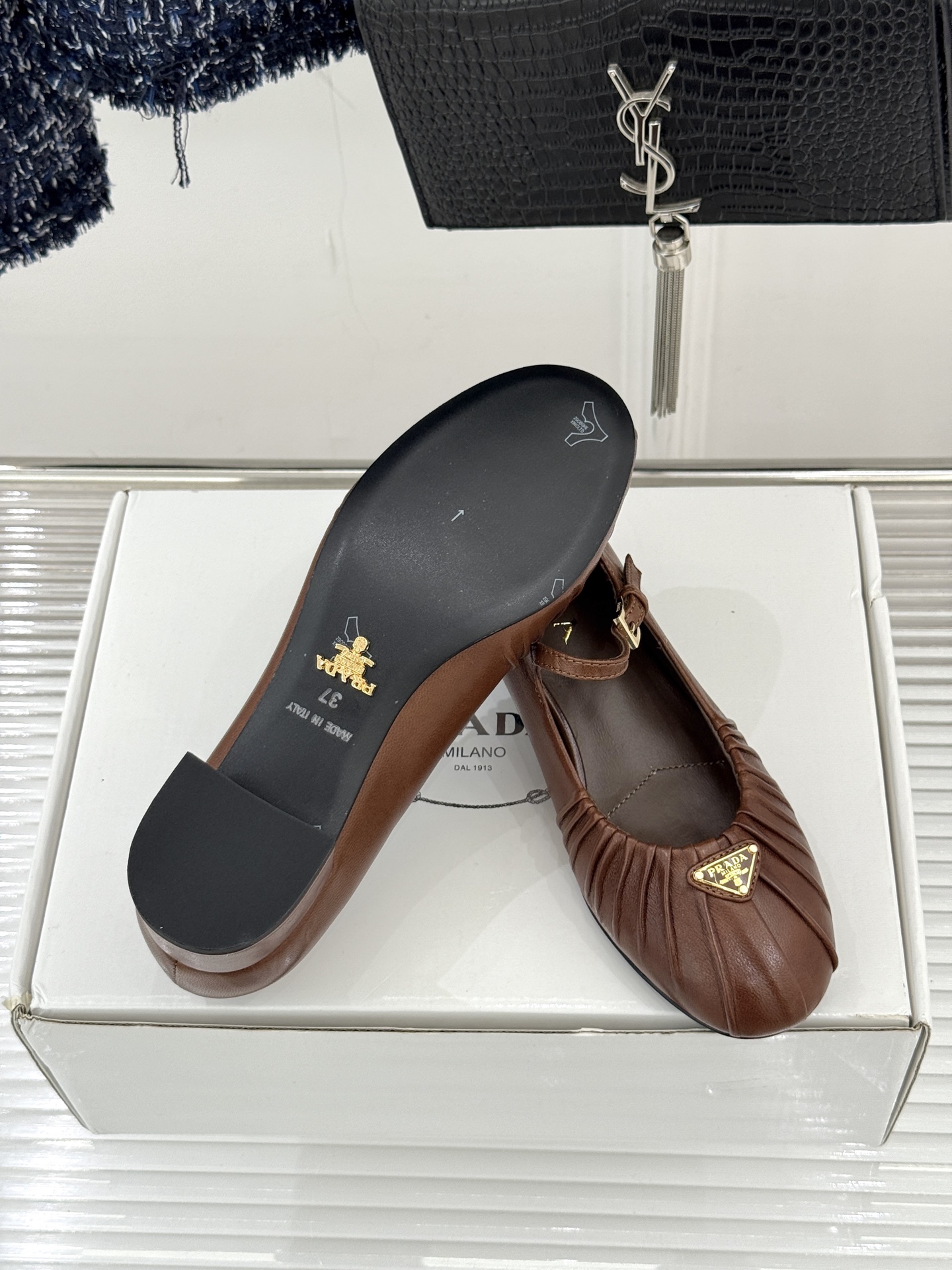 （下单注明：配飞机盒＋10）Prada/普拉达26WF早春新品复古三角标褶皱粗跟玛丽珍鞋当米兰1913的