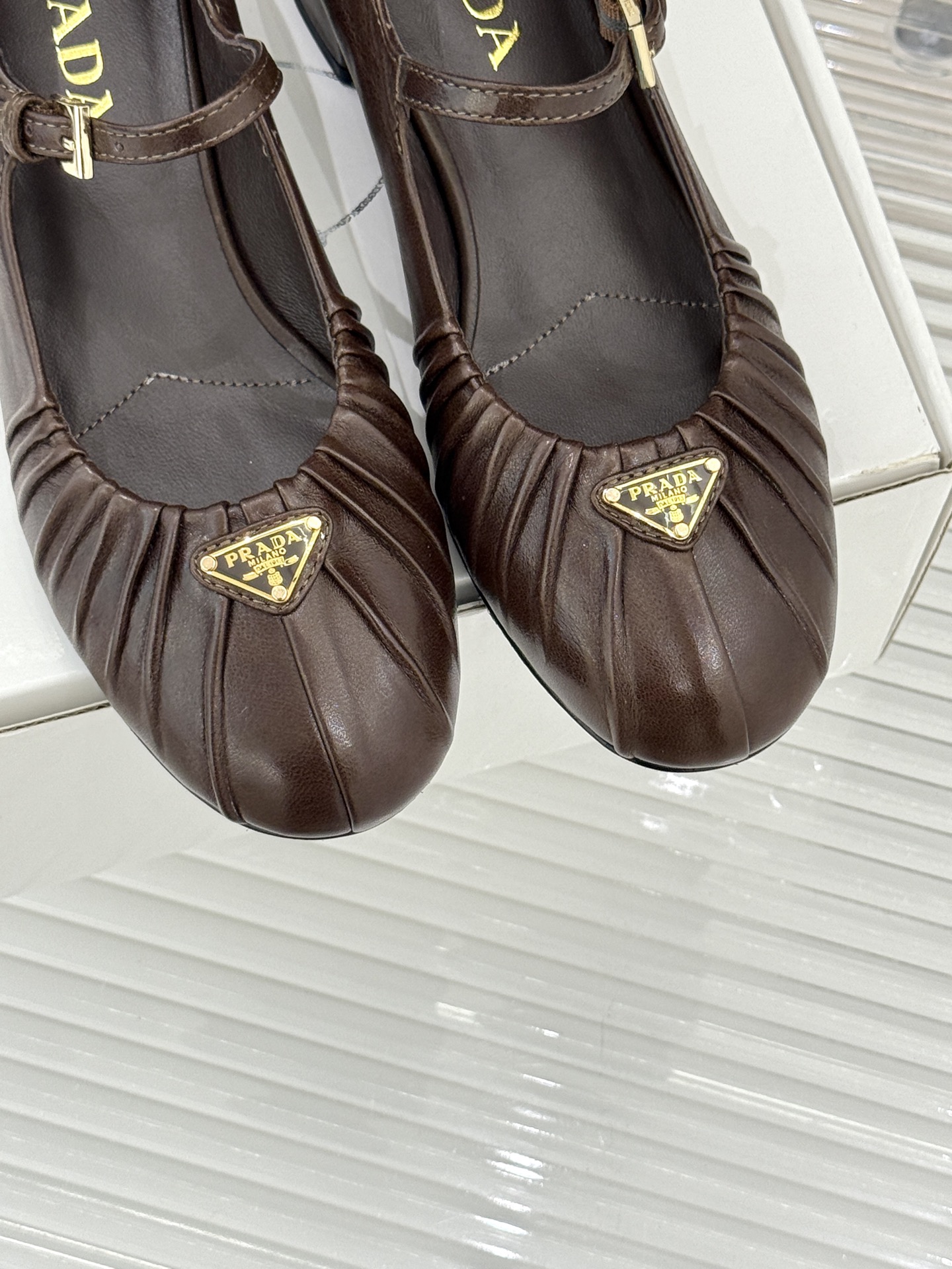 （下单注明：配飞机盒＋10）Prada/普拉达26WF早春新品复古三角标褶皱粗跟玛丽珍鞋当米兰1913的