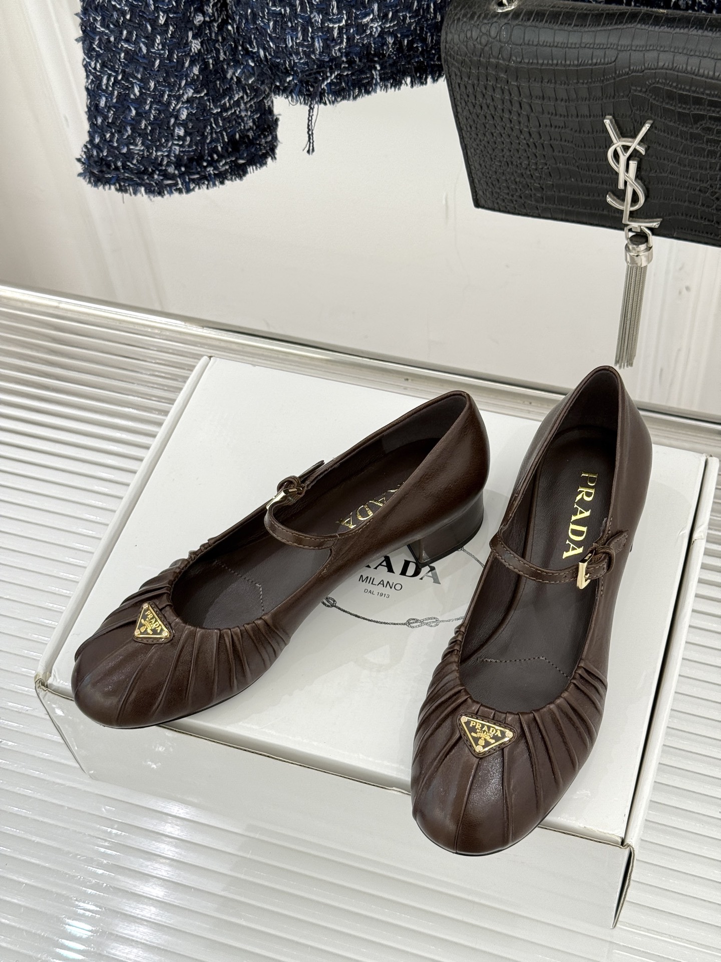 （下单注明：配飞机盒＋10）Prada/普拉达26WF早春新品复古三角标褶皱粗跟玛丽珍鞋当米兰1913的