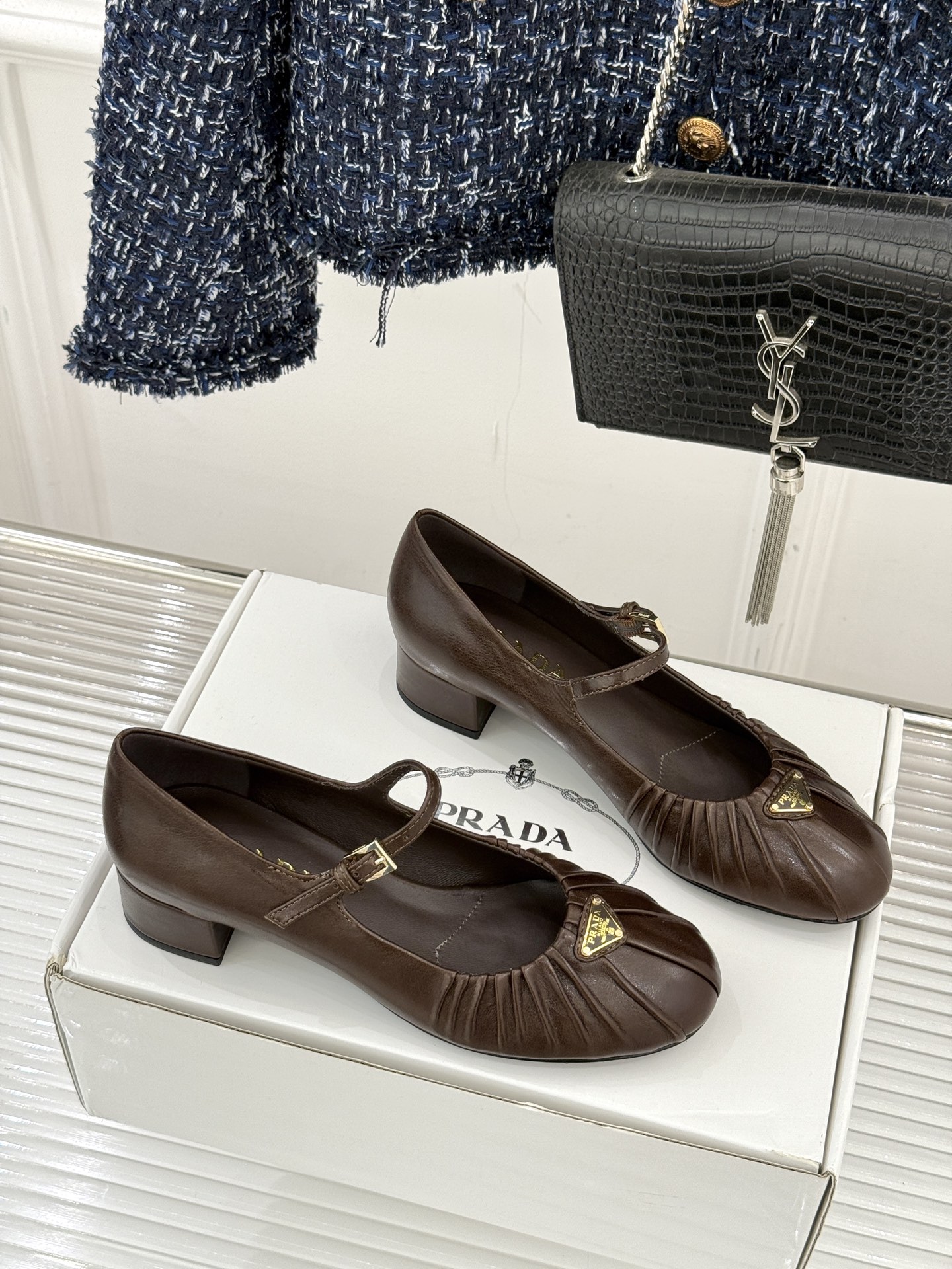 （下单注明：配飞机盒＋10）Prada/普拉达26WF早春新品复古三角标褶皱粗跟玛丽珍鞋当米兰1913的