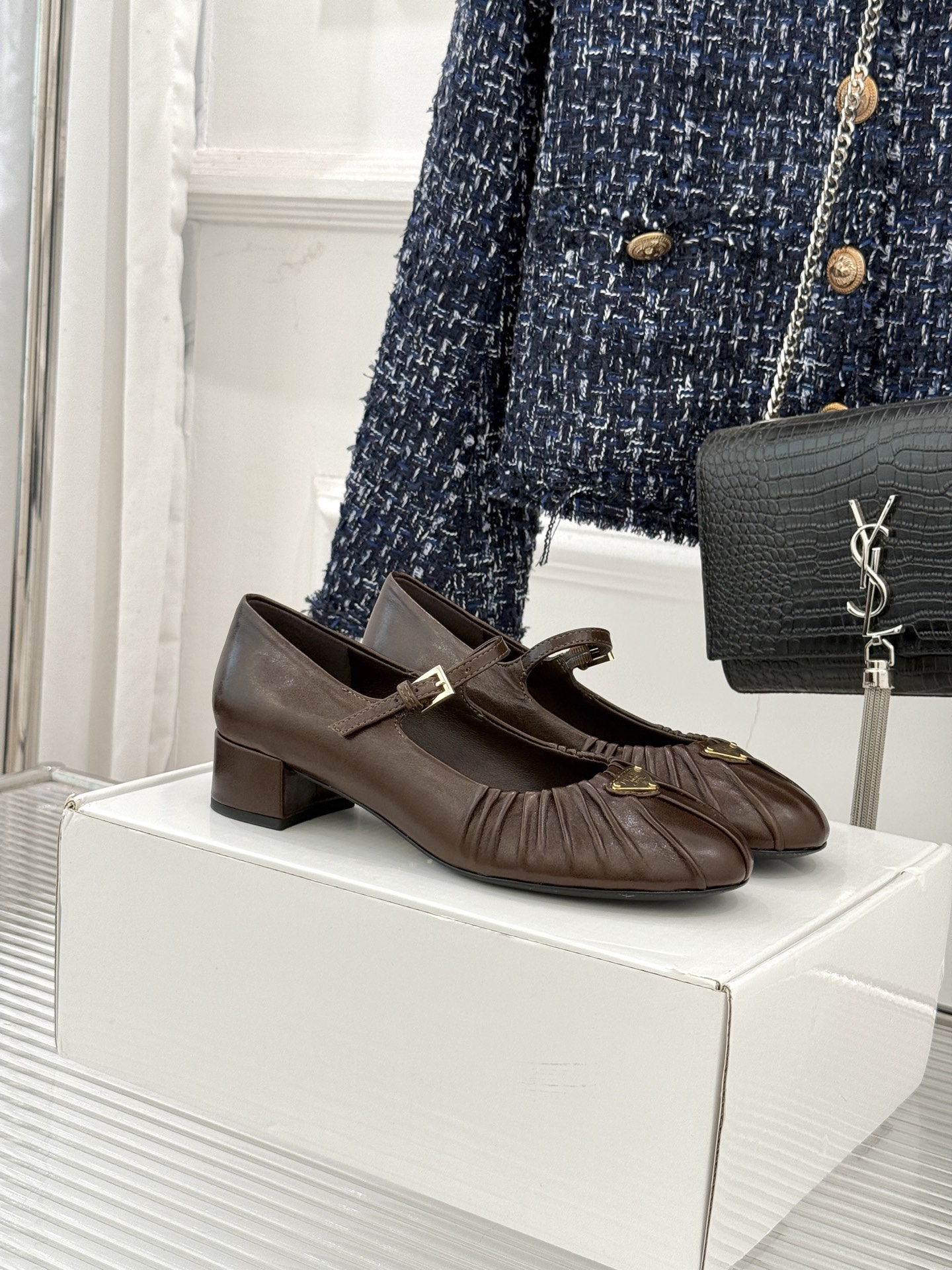 （下单注明：配飞机盒＋10）Prada/普拉达26WF早春新品复古三角标褶皱粗跟玛丽珍鞋当米兰1913的