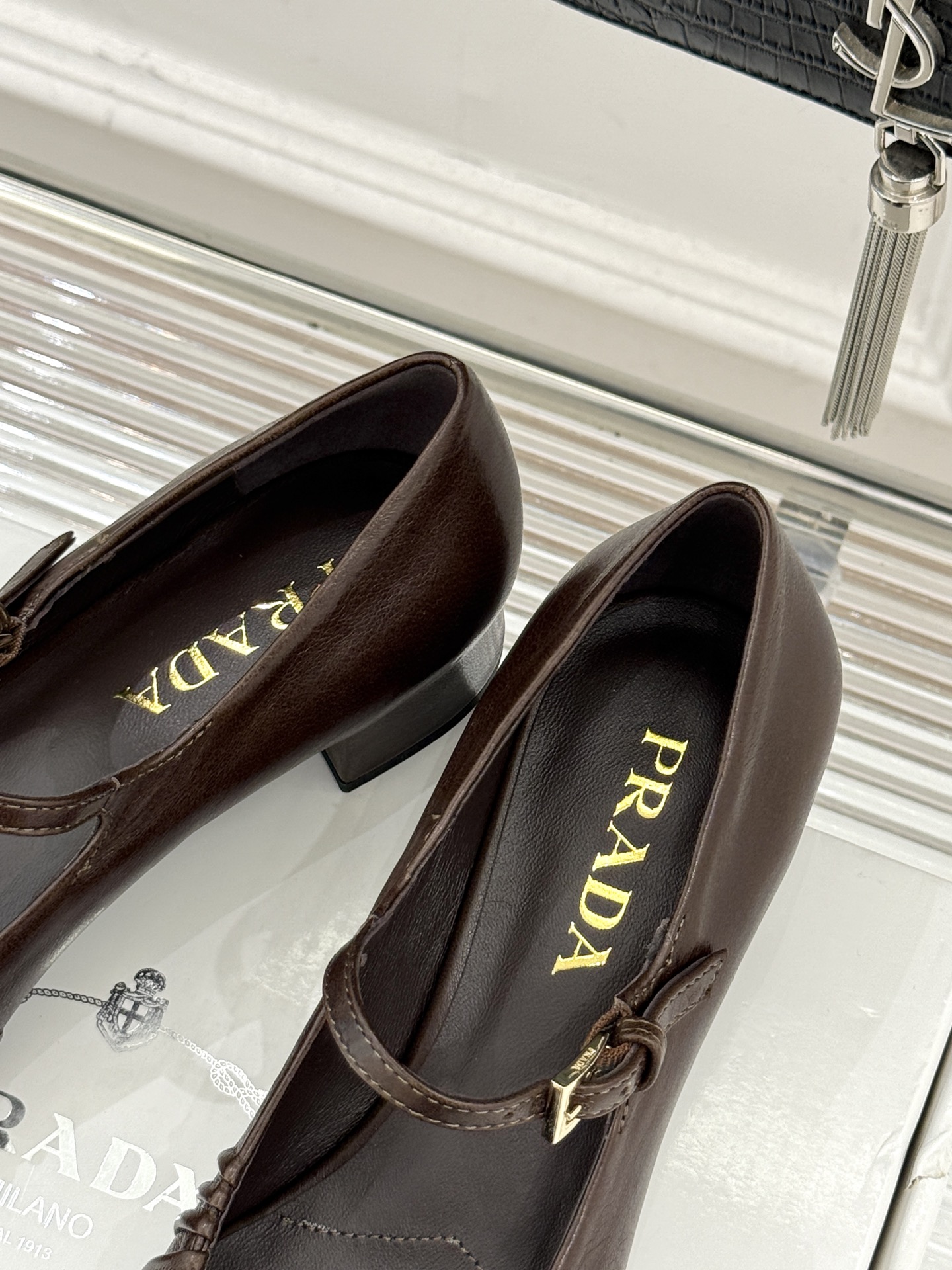 （下单注明：配飞机盒＋10）Prada/普拉达26WF早春新品复古三角标褶皱粗跟玛丽珍鞋当米兰1913的