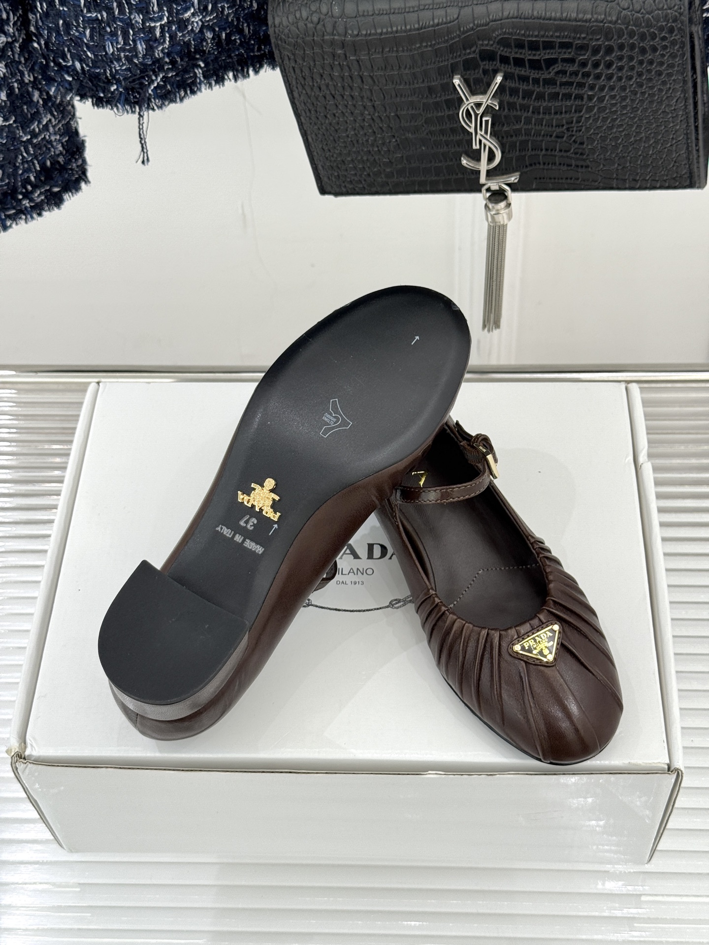 （下单注明：配飞机盒＋10）Prada/普拉达26WF早春新品复古三角标褶皱粗跟玛丽珍鞋当米兰1913的