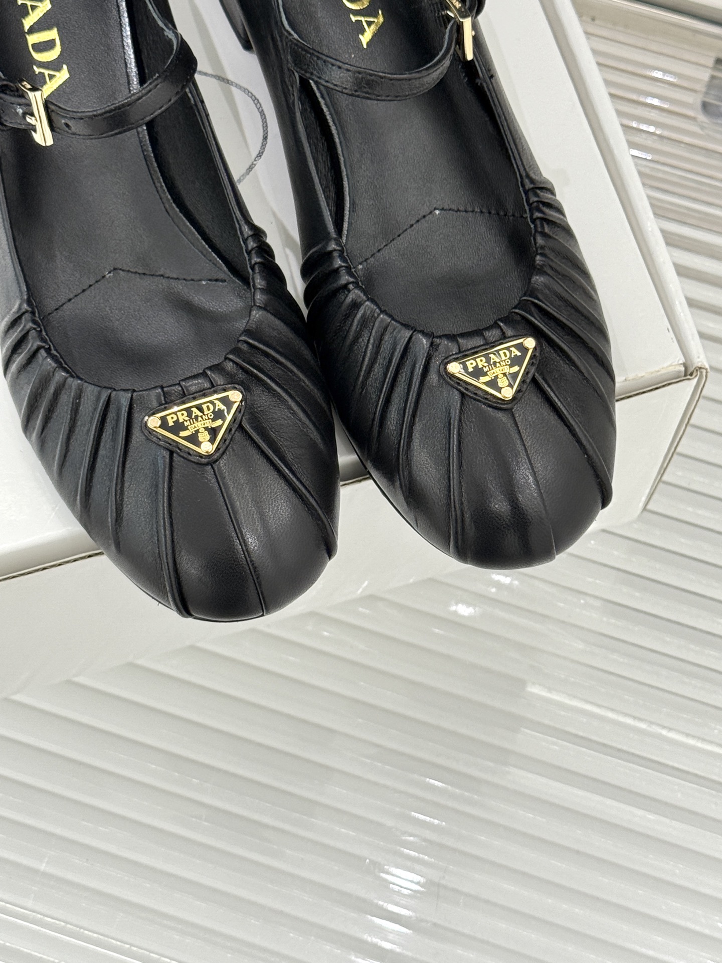 （下单注明：配飞机盒＋10）Prada/普拉达26WF早春新品复古三角标褶皱粗跟玛丽珍鞋当米兰1913的