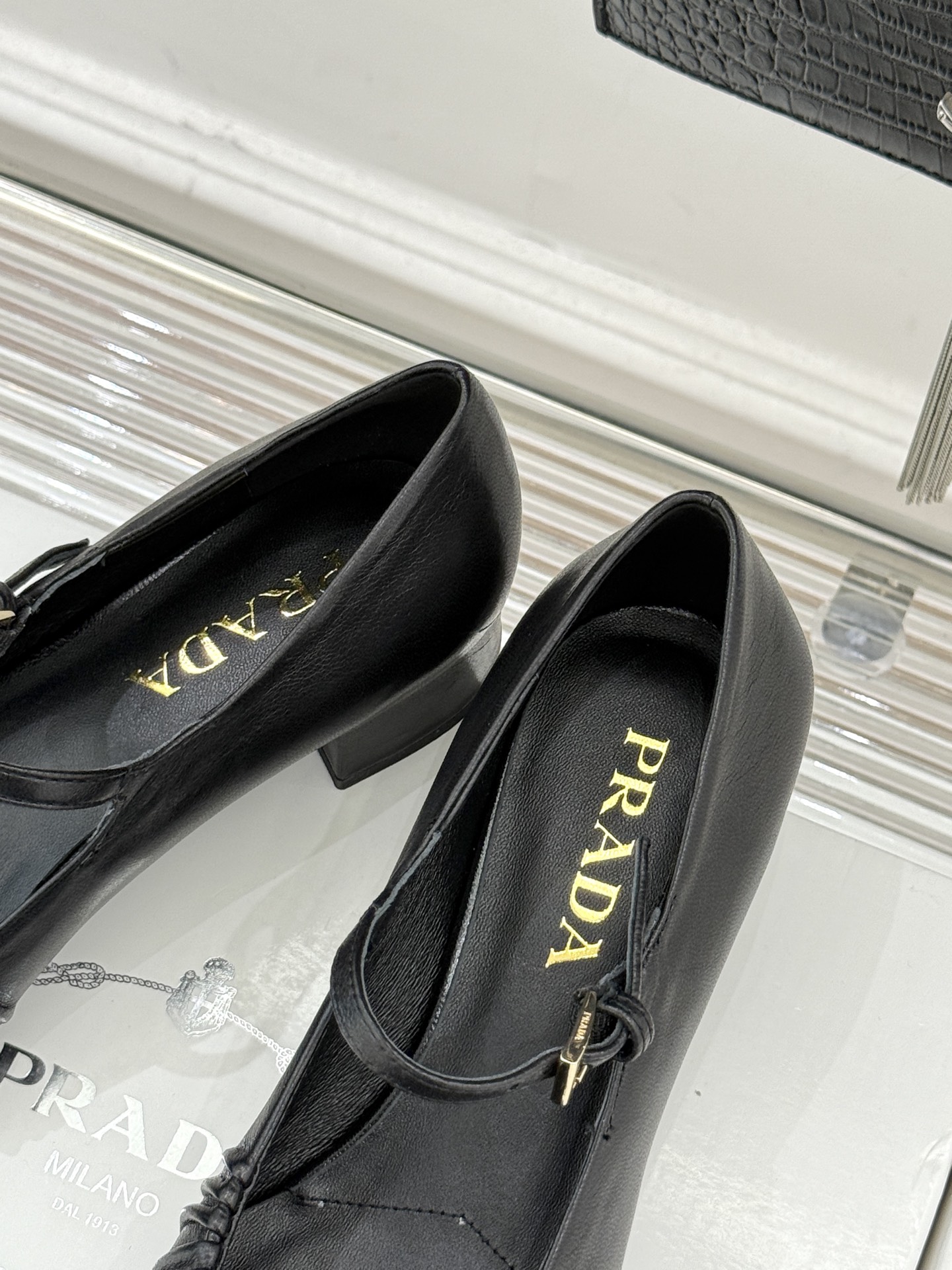 （下单注明：配飞机盒＋10）Prada/普拉达26WF早春新品复古三角标褶皱粗跟玛丽珍鞋当米兰1913的