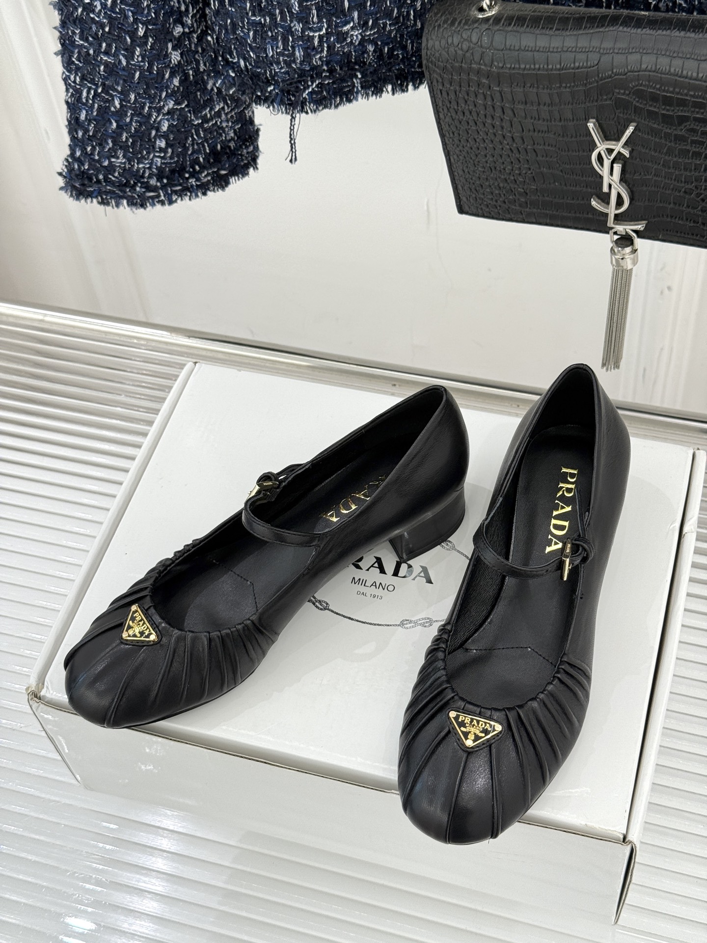 （下单注明：配飞机盒＋10）Prada/普拉达26WF早春新品复古三角标褶皱粗跟玛丽珍鞋当米兰1913的