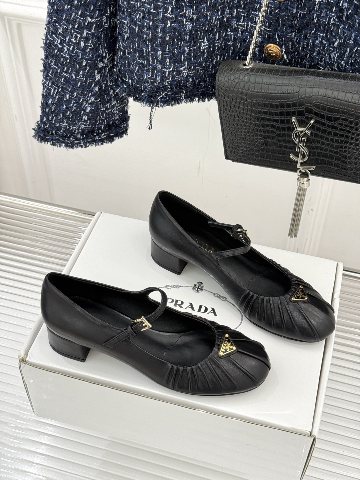 （下单注明：配飞机盒＋10）Prada/普拉达26WF早春新品复古三角标褶皱粗跟玛丽珍鞋当米兰1913的