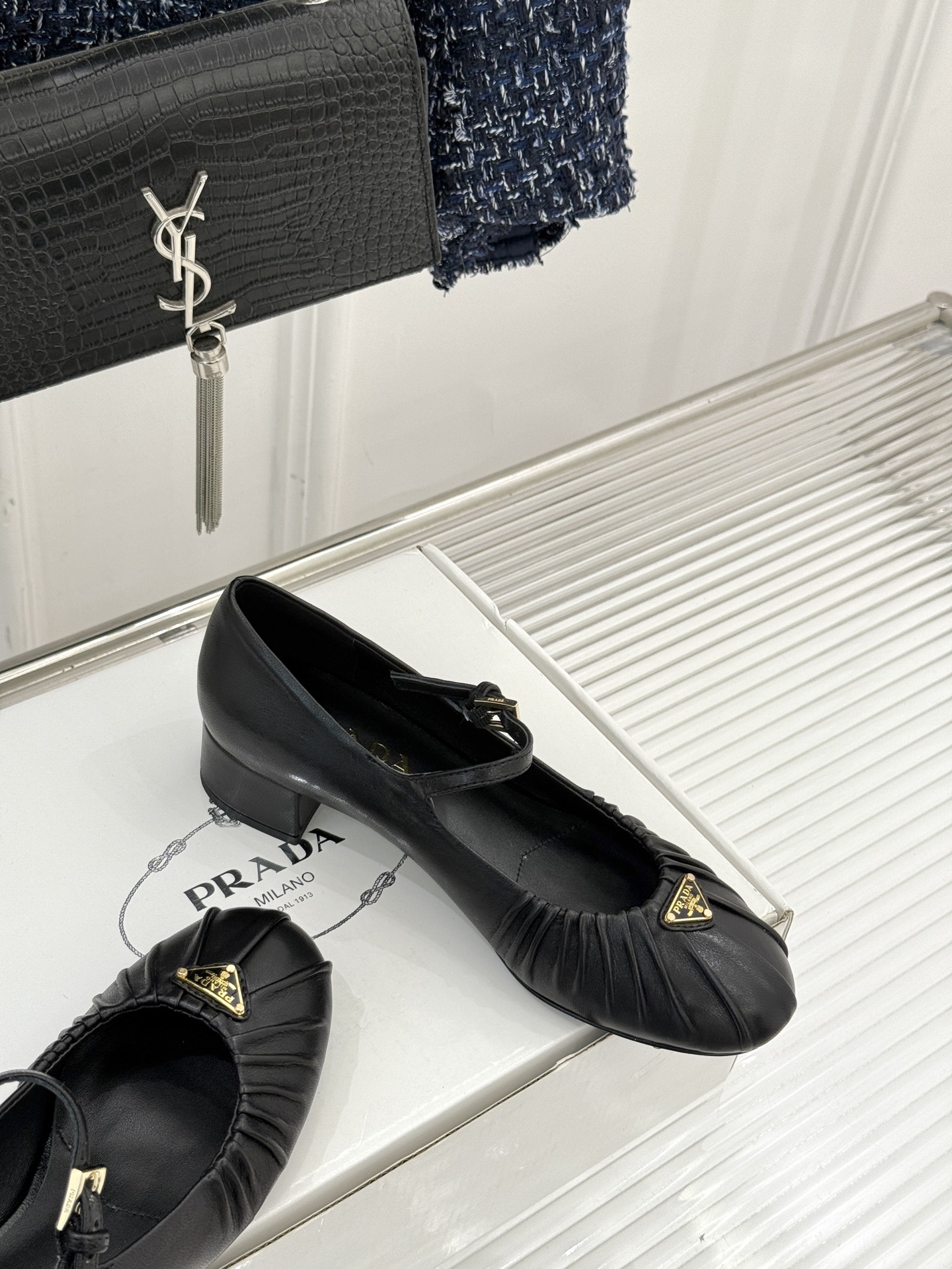 （下单注明：配飞机盒＋10）Prada/普拉达26WF早春新品复古三角标褶皱粗跟玛丽珍鞋当米兰1913的