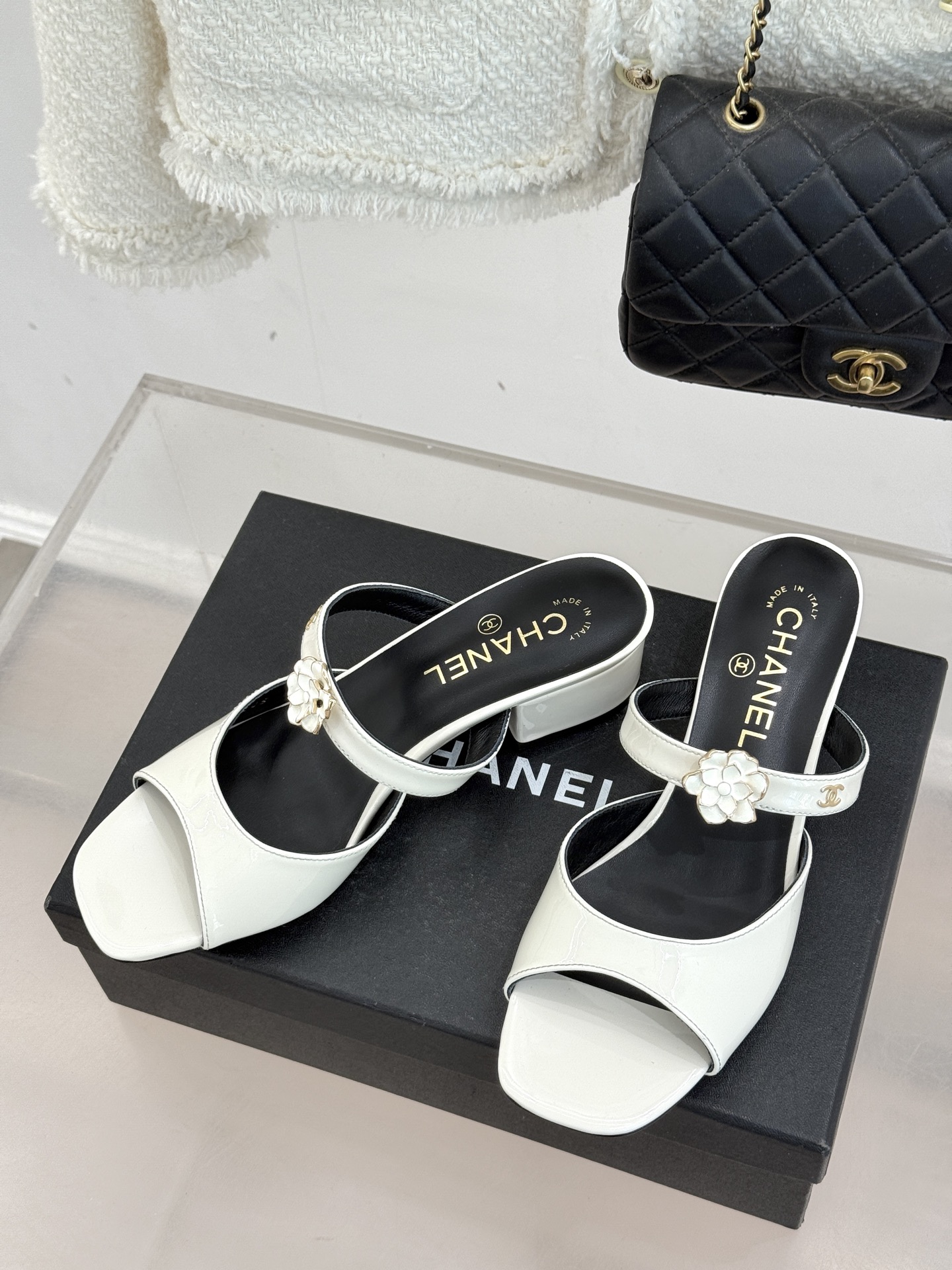 CHANE*｜小香26C双C山茶花方头鱼嘴粗跟高跟拖鞋当小香26C系列的匠心邂逅经典符号便成就了这双足以