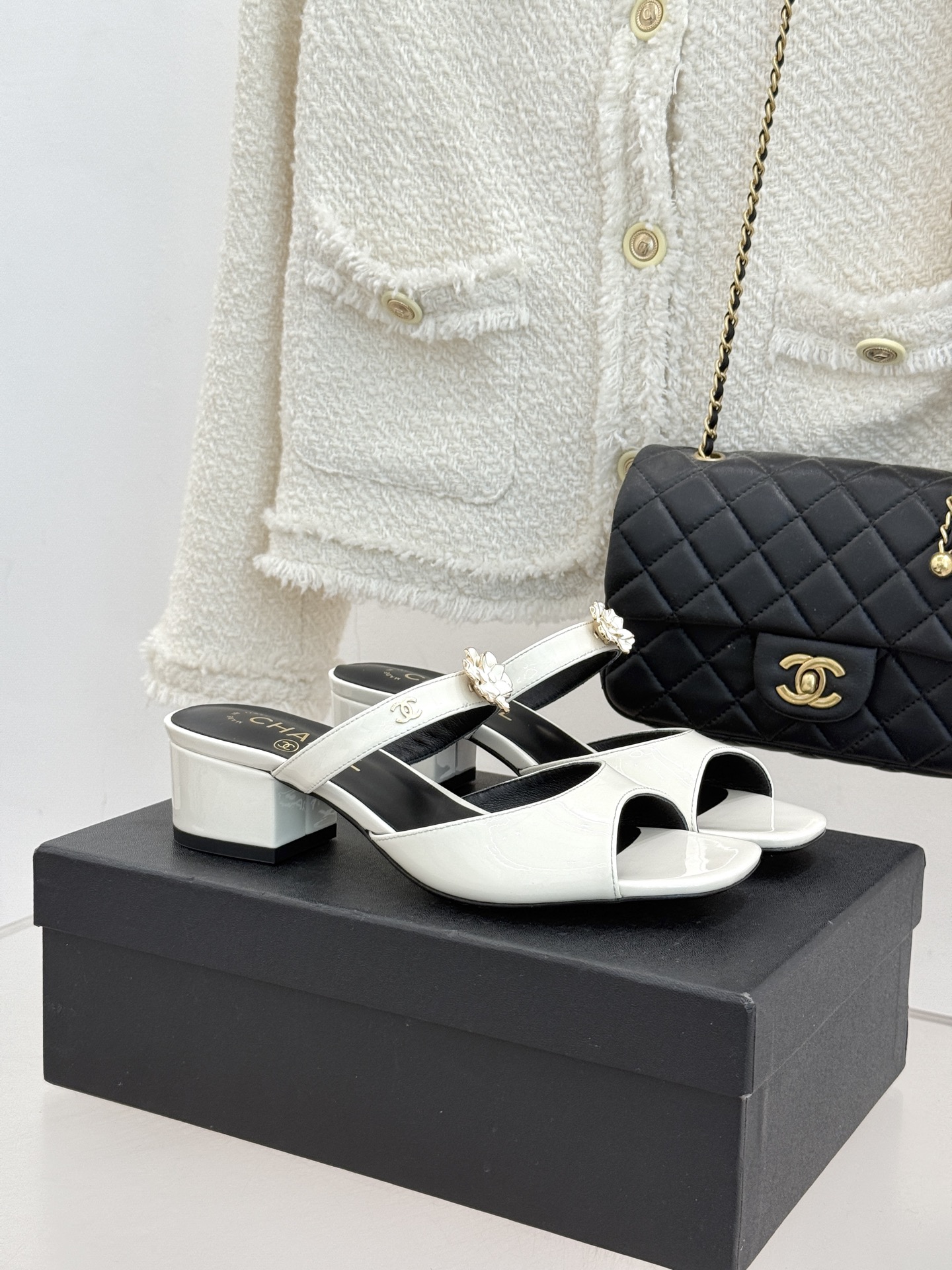 CHANE*｜小香26C双C山茶花方头鱼嘴粗跟高跟拖鞋当小香26C系列的匠心邂逅经典符号便成就了这双足以