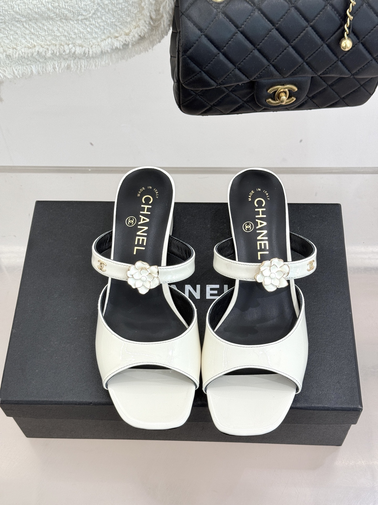 CHANE*｜小香26C双C山茶花方头鱼嘴粗跟高跟拖鞋当小香26C系列的匠心邂逅经典符号便成就了这双足以