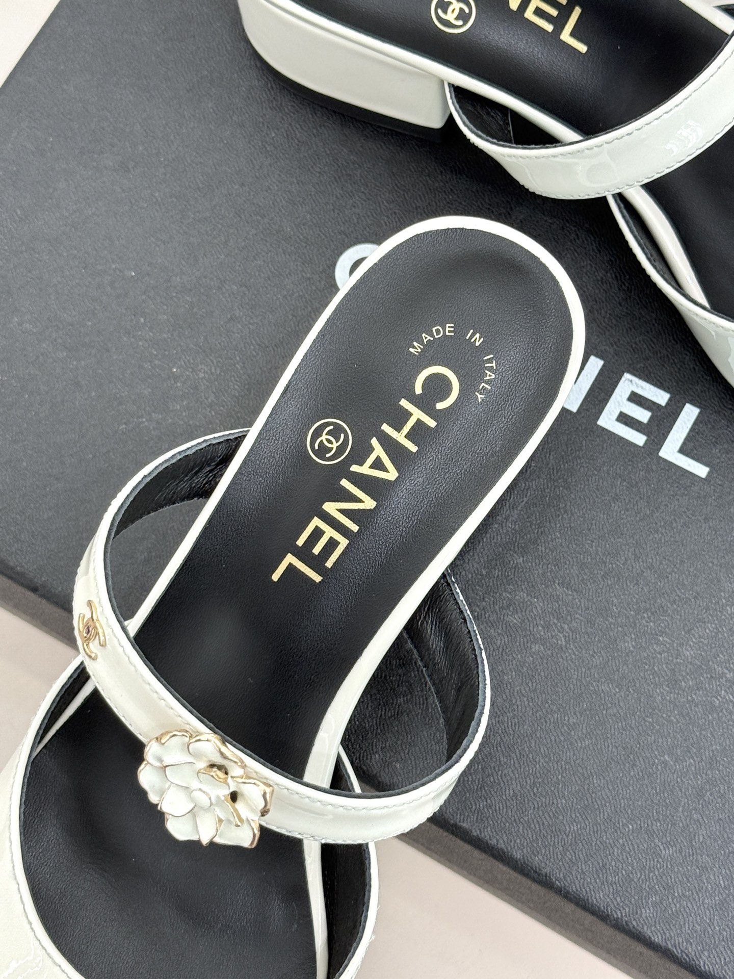 CHANE*｜小香26C双C山茶花方头鱼嘴粗跟高跟拖鞋当小香26C系列的匠心邂逅经典符号便成就了这双足以