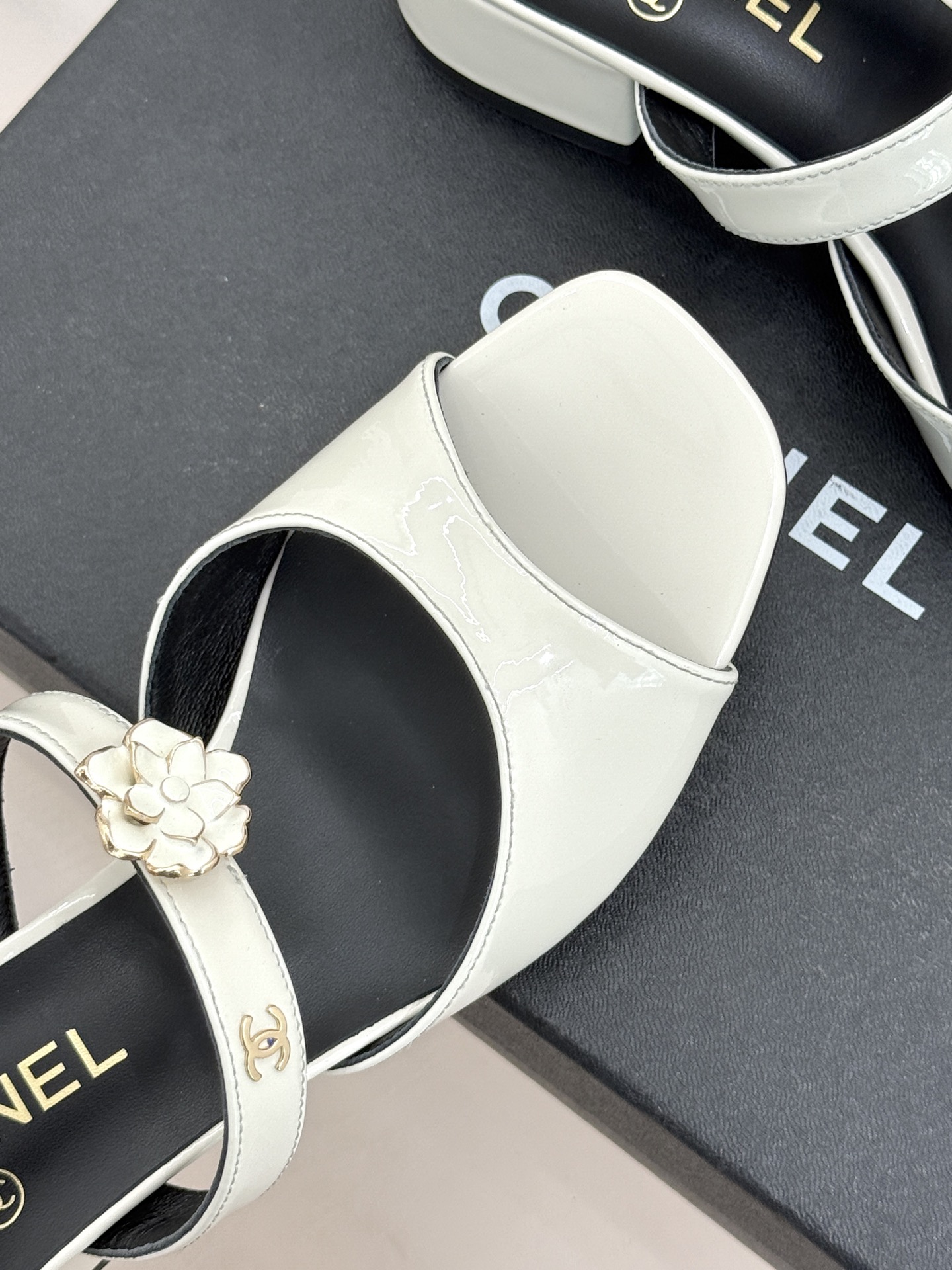 CHANE*｜小香26C双C山茶花方头鱼嘴粗跟高跟拖鞋当小香26C系列的匠心邂逅经典符号便成就了这双足以