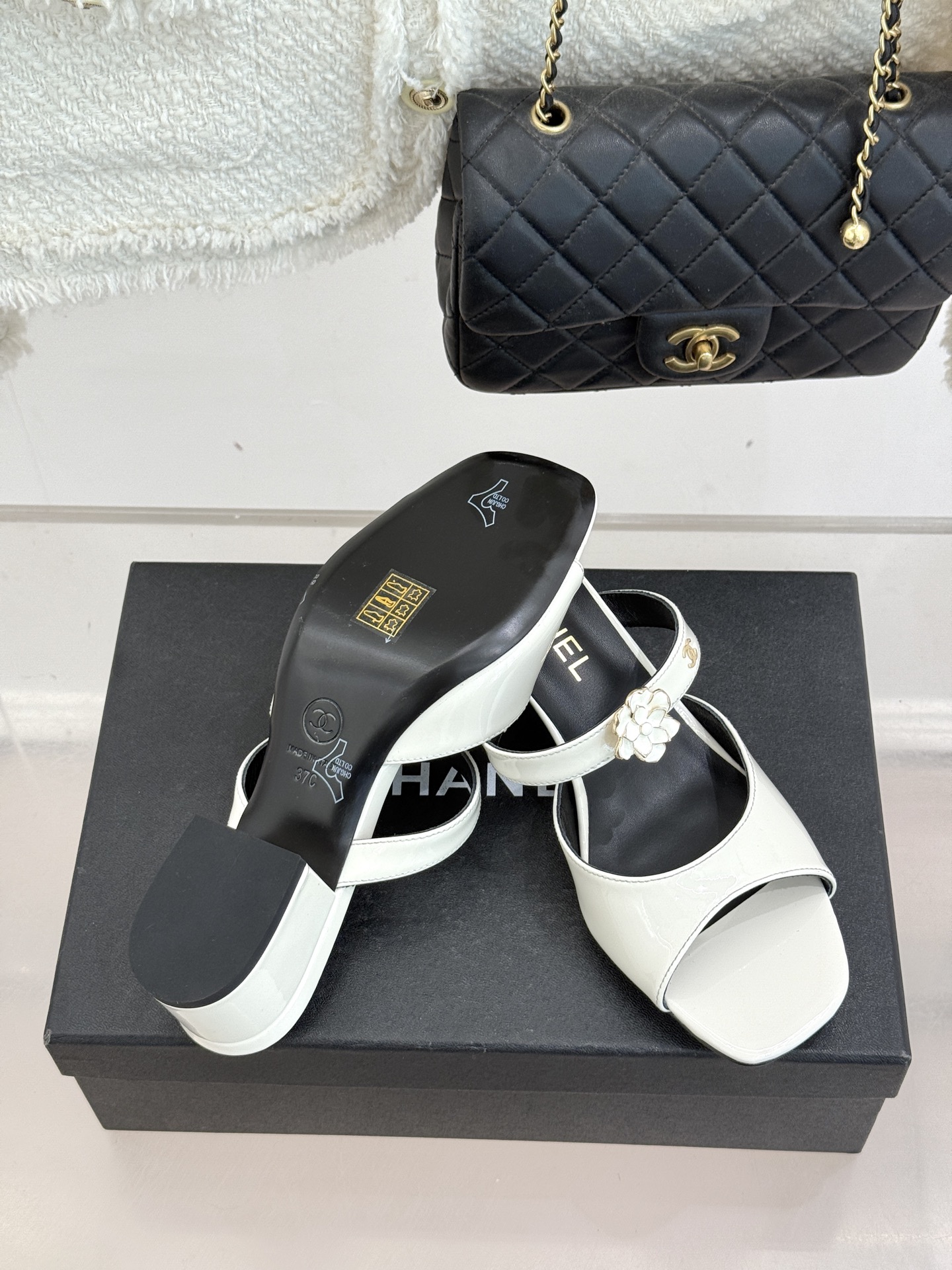 CHANE*｜小香26C双C山茶花方头鱼嘴粗跟高跟拖鞋当小香26C系列的匠心邂逅经典符号便成就了这双足以