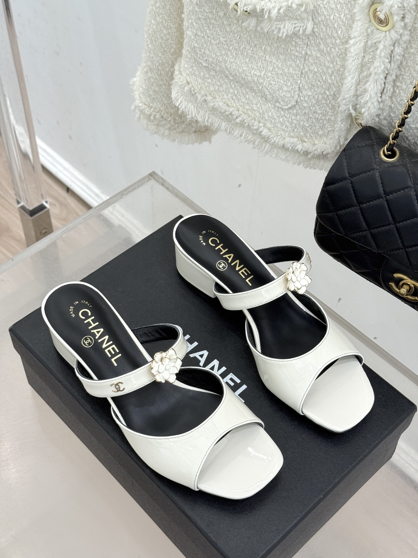 CHANE*｜小香26C双C山茶花方头鱼嘴粗跟高跟拖鞋当小香26C系列的匠心邂逅经典符号便成就了这双足以