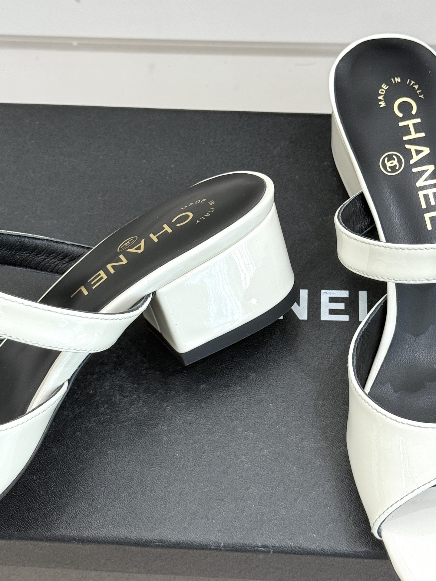 CHANE*｜小香26C双C山茶花方头鱼嘴粗跟高跟拖鞋当小香26C系列的匠心邂逅经典符号便成就了这双足以