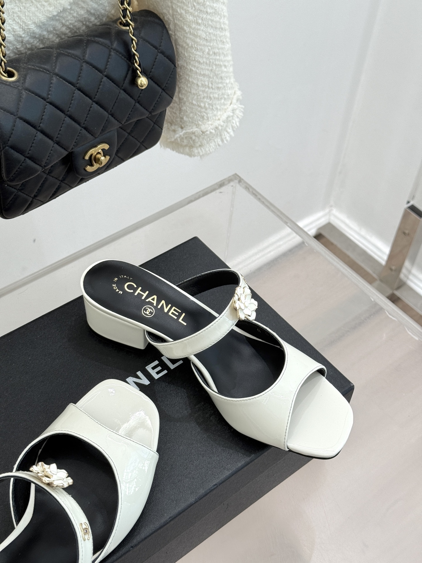 CHANE*｜小香26C双C山茶花方头鱼嘴粗跟高跟拖鞋当小香26C系列的匠心邂逅经典符号便成就了这双足以