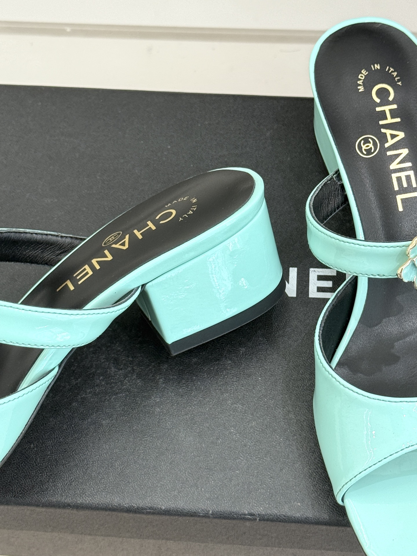 CHANE*｜小香26C双C山茶花方头鱼嘴粗跟高跟拖鞋当小香26C系列的匠心邂逅经典符号便成就了这双足以