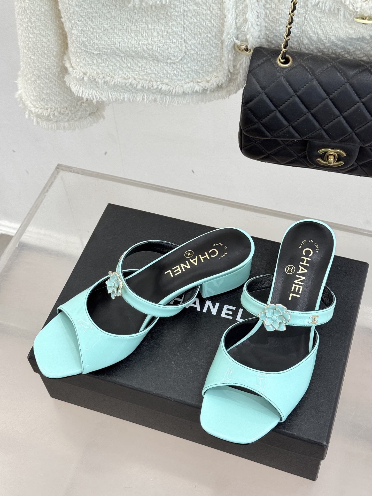 CHANE*｜小香26C双C山茶花方头鱼嘴粗跟高跟拖鞋当小香26C系列的匠心邂逅经典符号便成就了这双足以