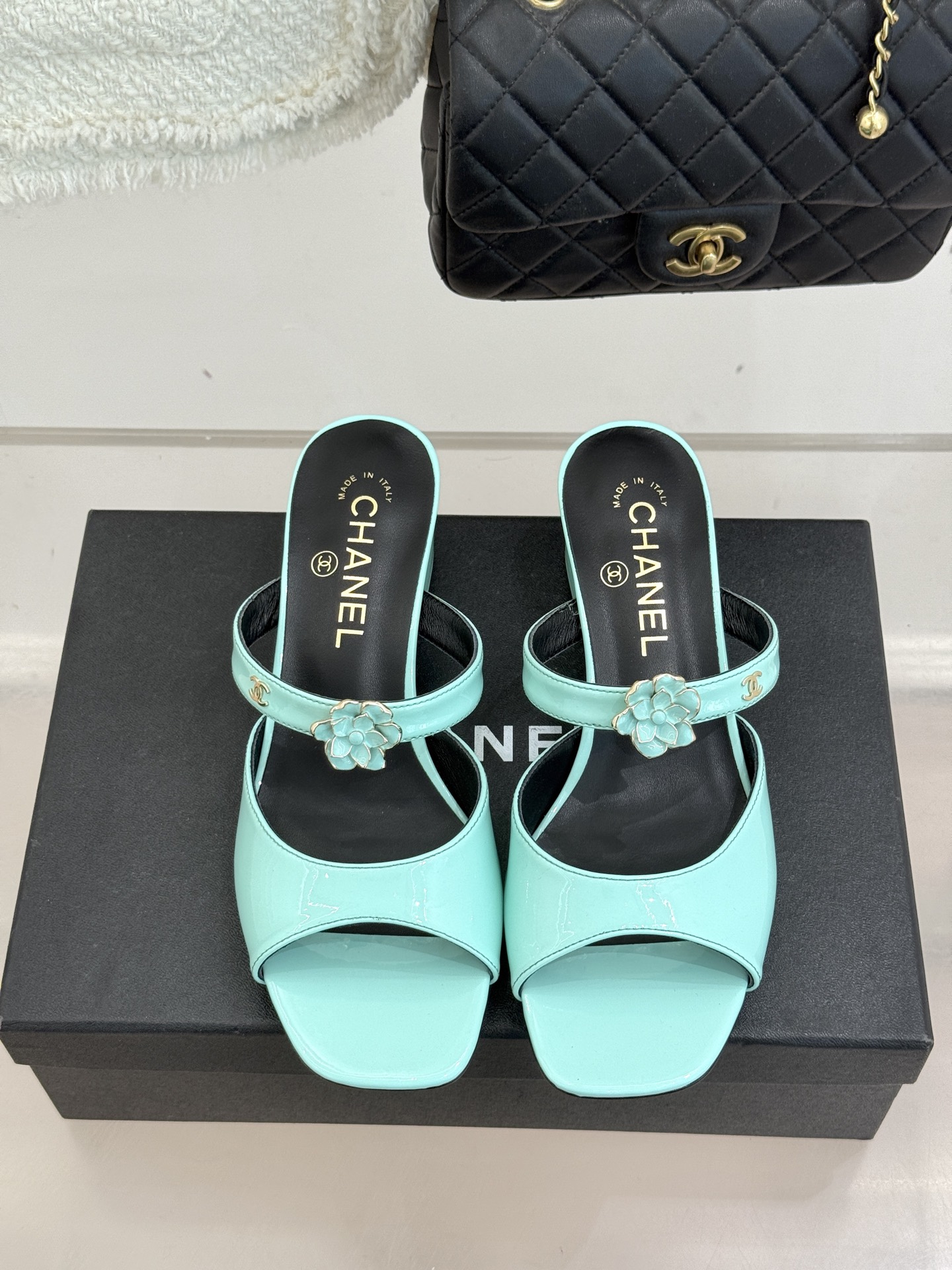 CHANE*｜小香26C双C山茶花方头鱼嘴粗跟高跟拖鞋当小香26C系列的匠心邂逅经典符号便成就了这双足以