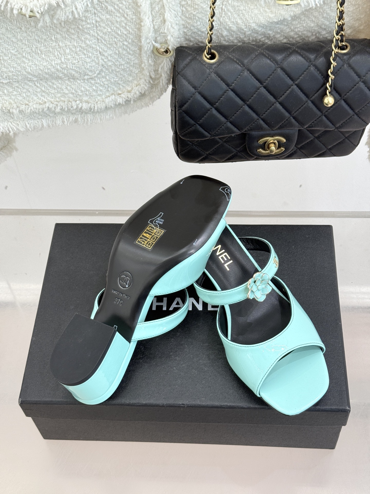 CHANE*｜小香26C双C山茶花方头鱼嘴粗跟高跟拖鞋当小香26C系列的匠心邂逅经典符号便成就了这双足以