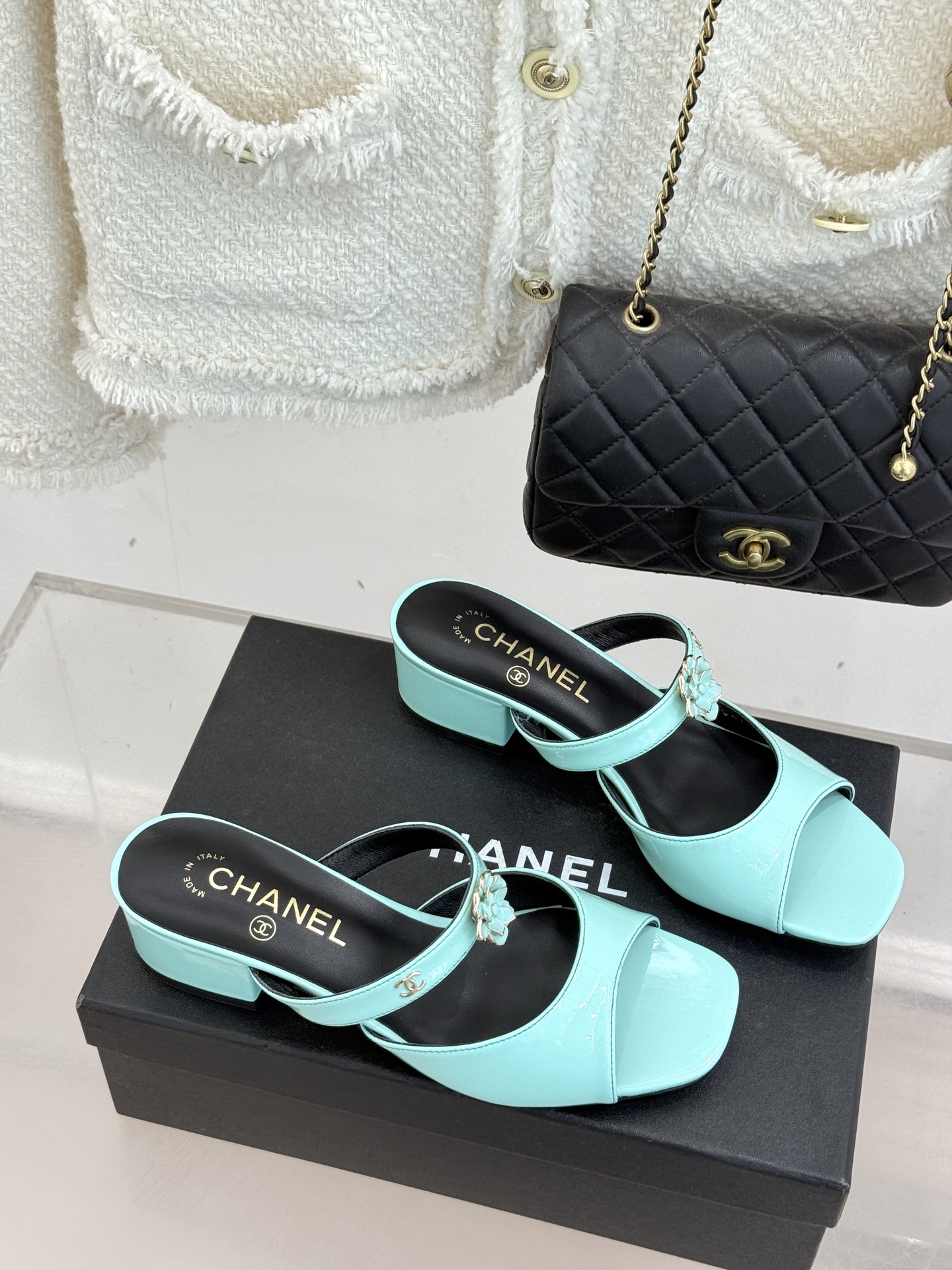 CHANE*｜小香26C双C山茶花方头鱼嘴粗跟高跟拖鞋当小香26C系列的匠心邂逅经典符号便成就了这双足以