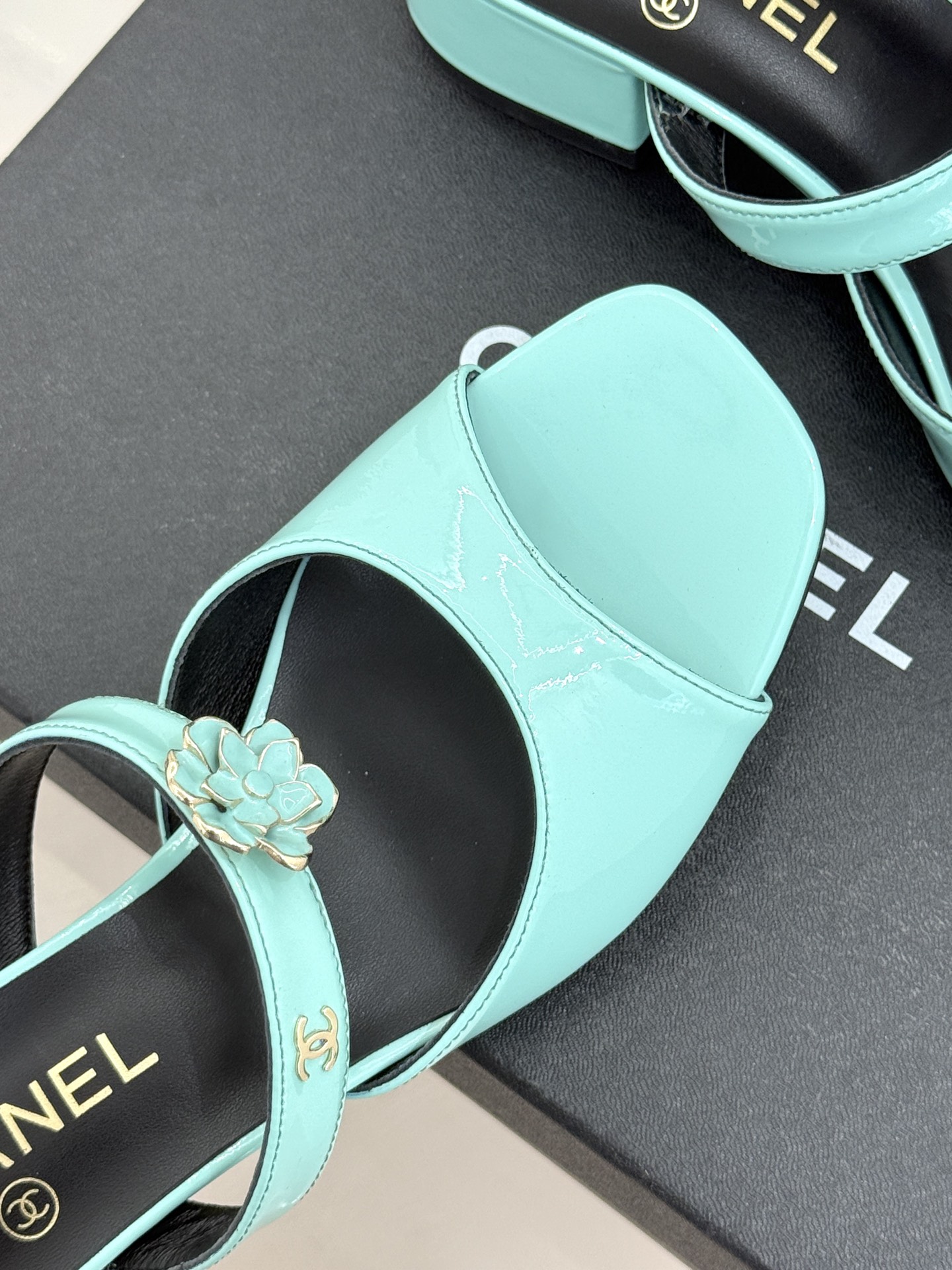 CHANE*｜小香26C双C山茶花方头鱼嘴粗跟高跟拖鞋当小香26C系列的匠心邂逅经典符号便成就了这双足以