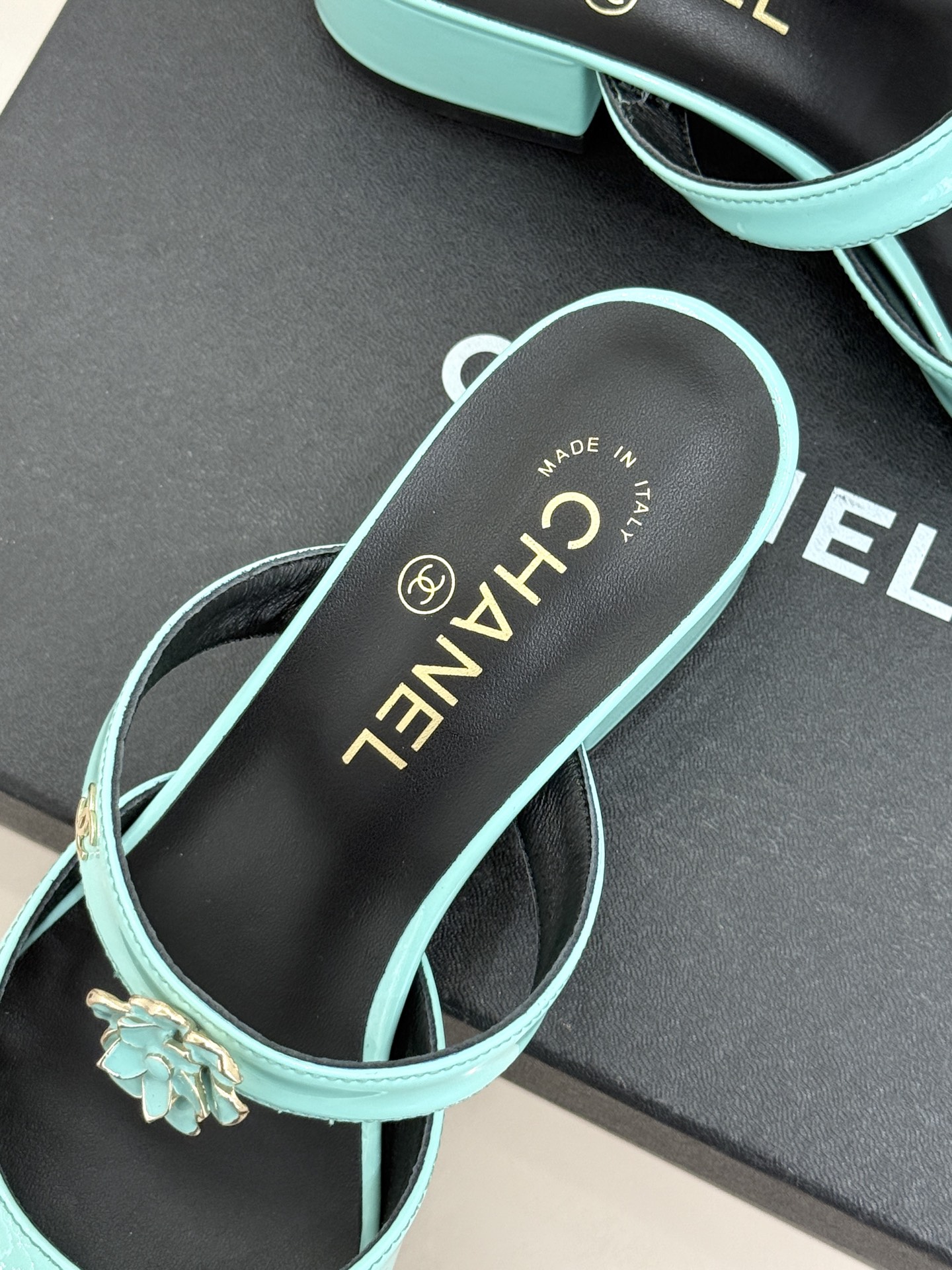 CHANE*｜小香26C双C山茶花方头鱼嘴粗跟高跟拖鞋当小香26C系列的匠心邂逅经典符号便成就了这双足以