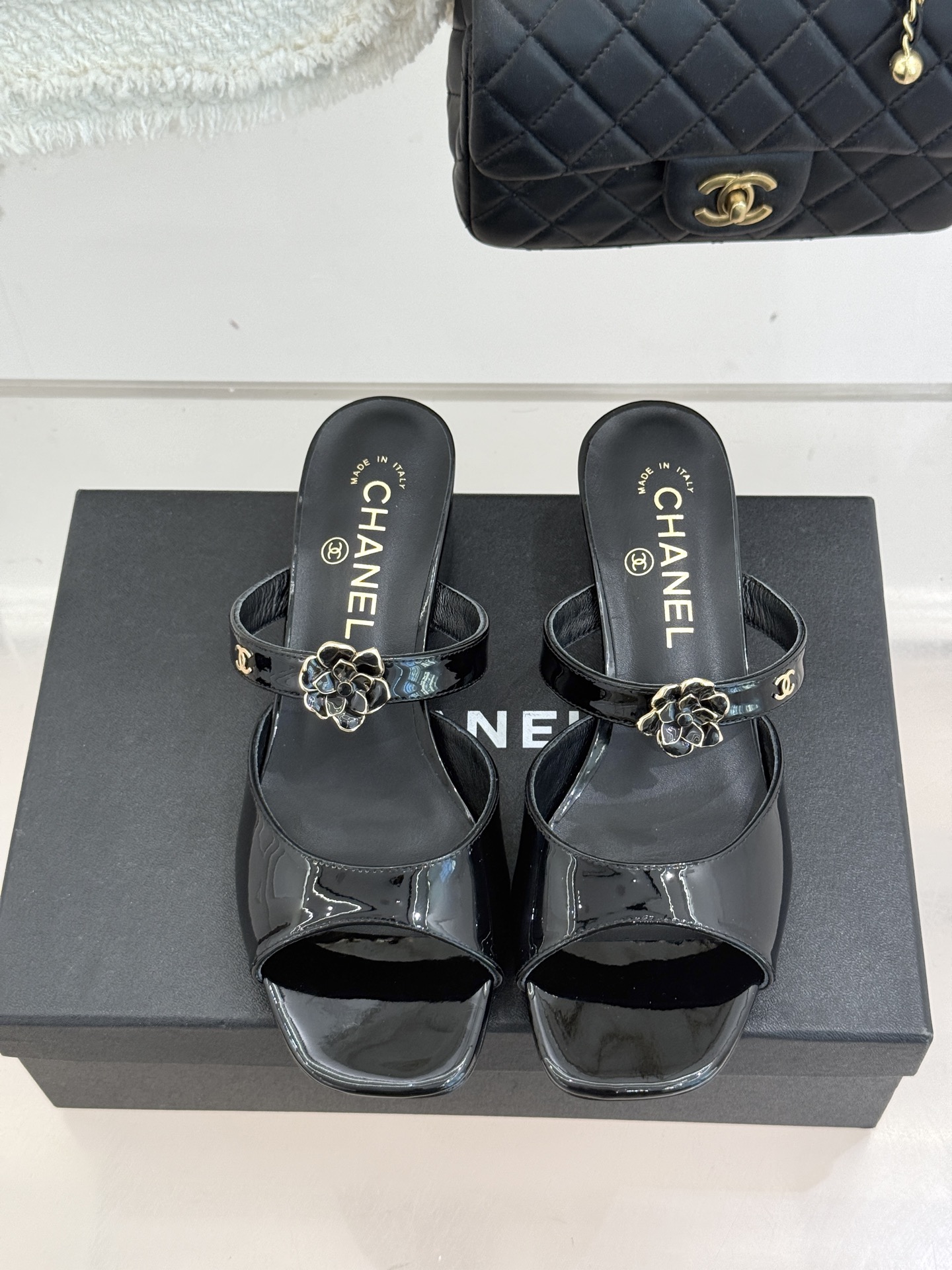 CHANE*｜小香26C双C山茶花方头鱼嘴粗跟高跟拖鞋当小香26C系列的匠心邂逅经典符号便成就了这双足以