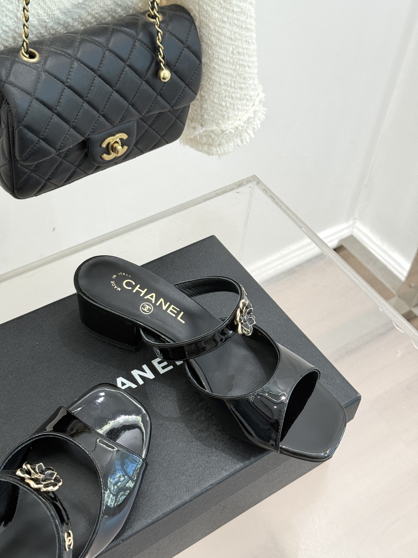 CHANE*｜小香26C双C山茶花方头鱼嘴粗跟高跟拖鞋当小香26C系列的匠心邂逅经典符号便成就了这双足以