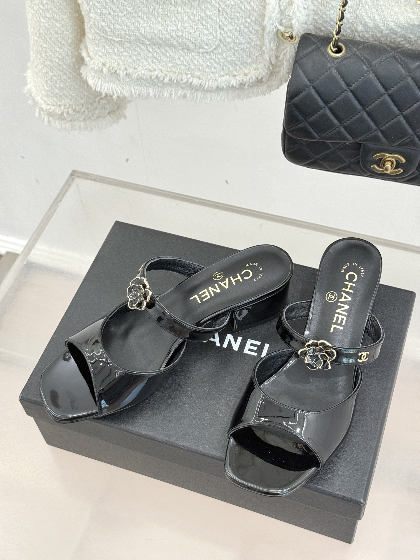 CHANE*｜小香26C双C山茶花方头鱼嘴粗跟高跟拖鞋当小香26C系列的匠心邂逅经典符号便成就了这双足以