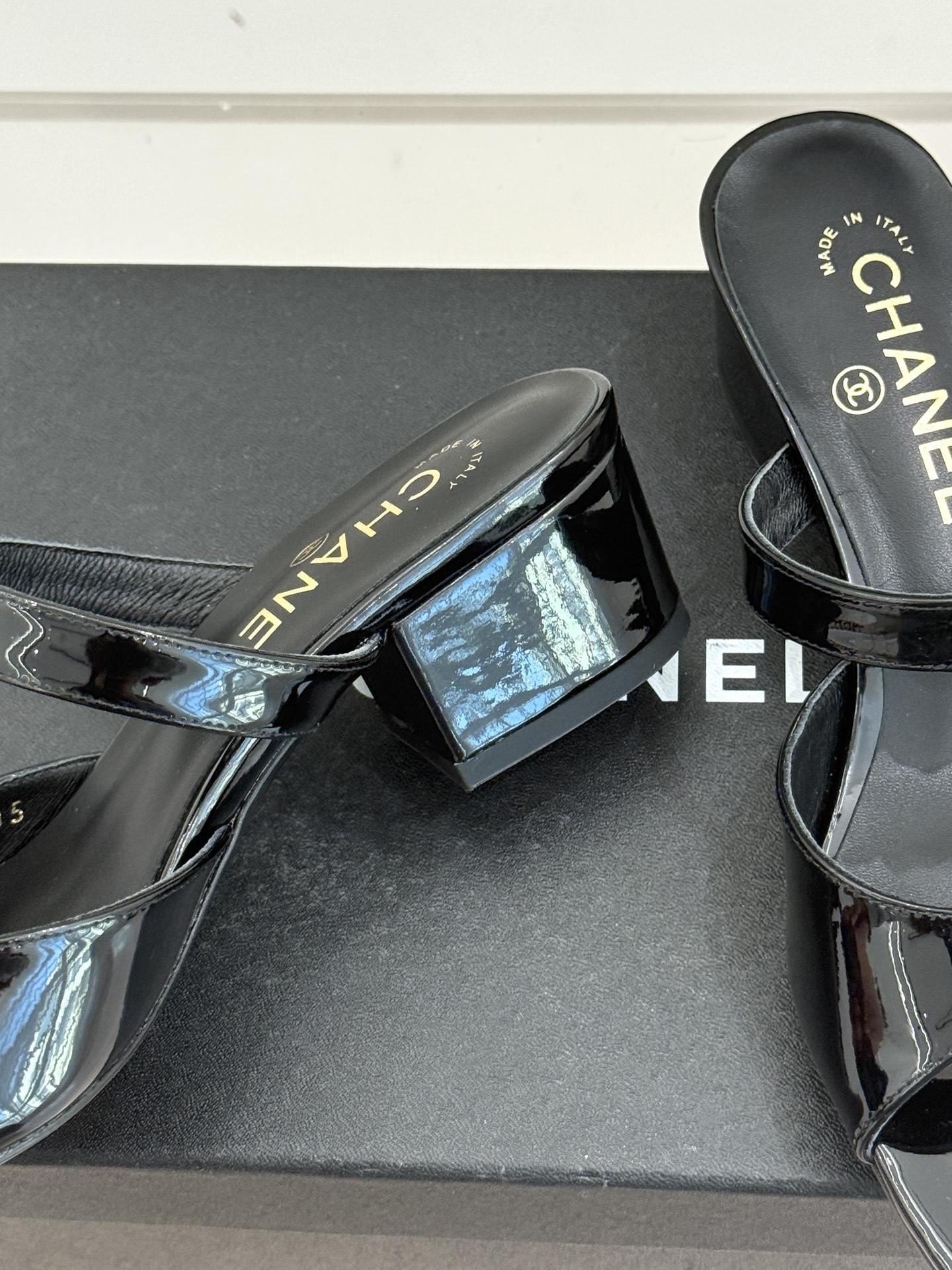 CHANE*｜小香26C双C山茶花方头鱼嘴粗跟高跟拖鞋当小香26C系列的匠心邂逅经典符号便成就了这双足以