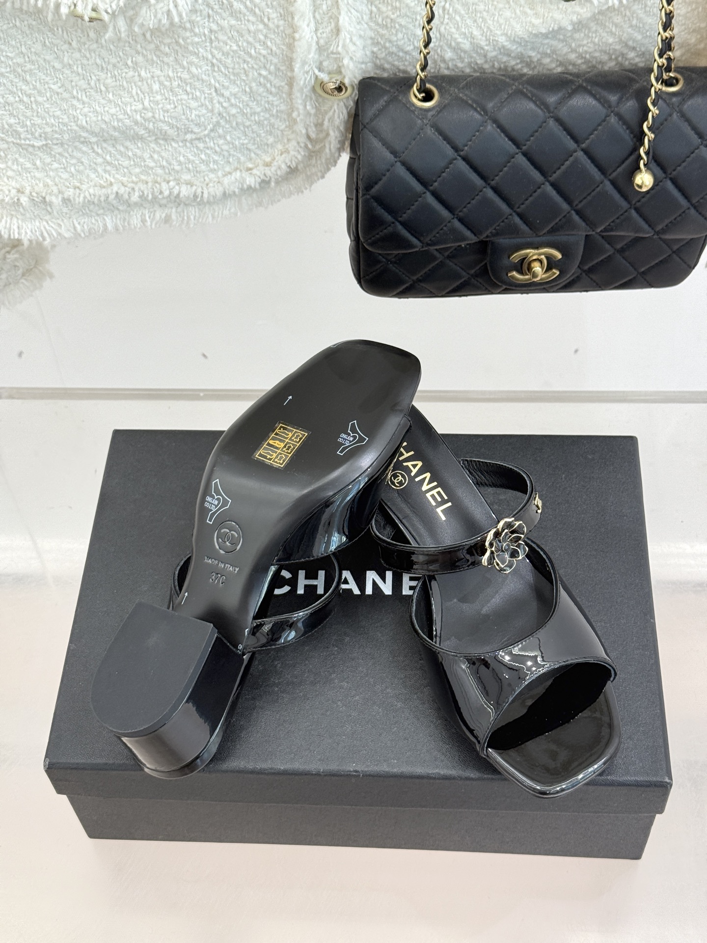 CHANE*｜小香26C双C山茶花方头鱼嘴粗跟高跟拖鞋当小香26C系列的匠心邂逅经典符号便成就了这双足以