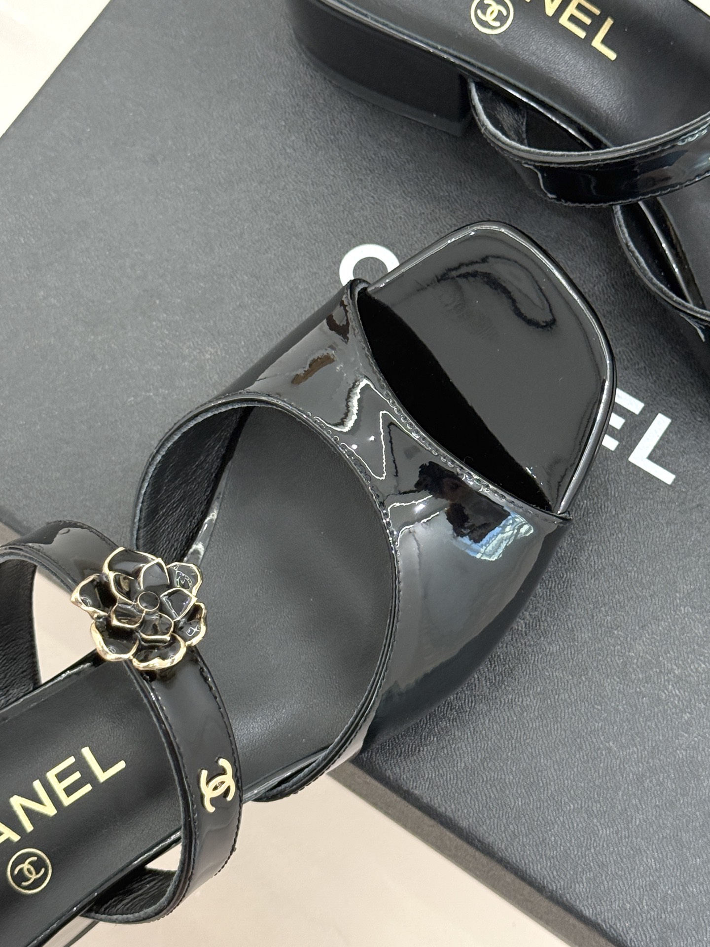 CHANE*｜小香26C双C山茶花方头鱼嘴粗跟高跟拖鞋当小香26C系列的匠心邂逅经典符号便成就了这双足以