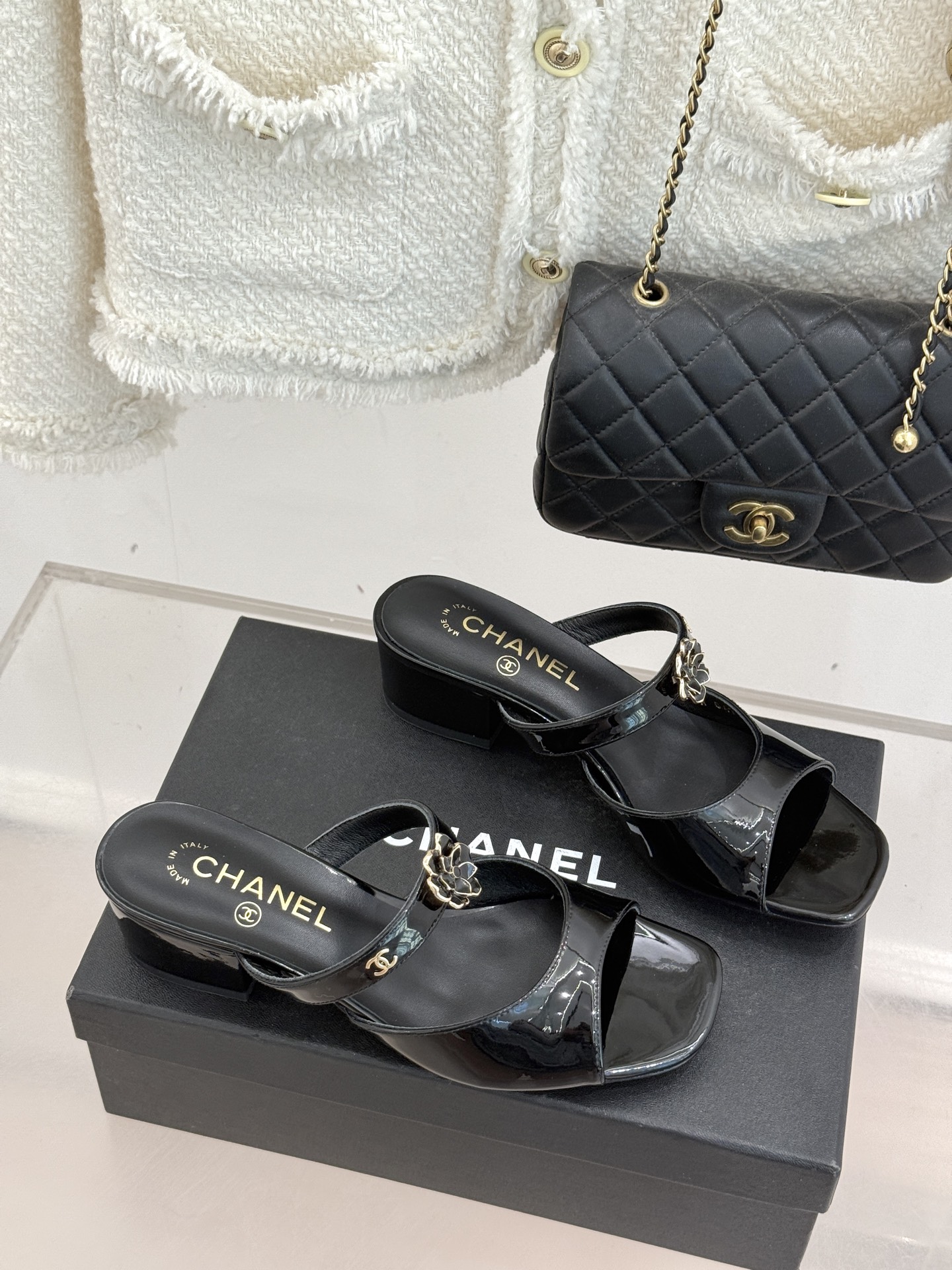 CHANE*｜小香26C双C山茶花方头鱼嘴粗跟高跟拖鞋当小香26C系列的匠心邂逅经典符号便成就了这双足以