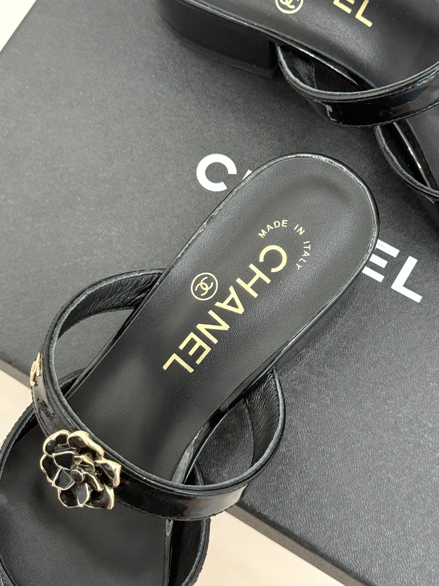 CHANE*｜小香26C双C山茶花方头鱼嘴粗跟高跟拖鞋当小香26C系列的匠心邂逅经典符号便成就了这双足以